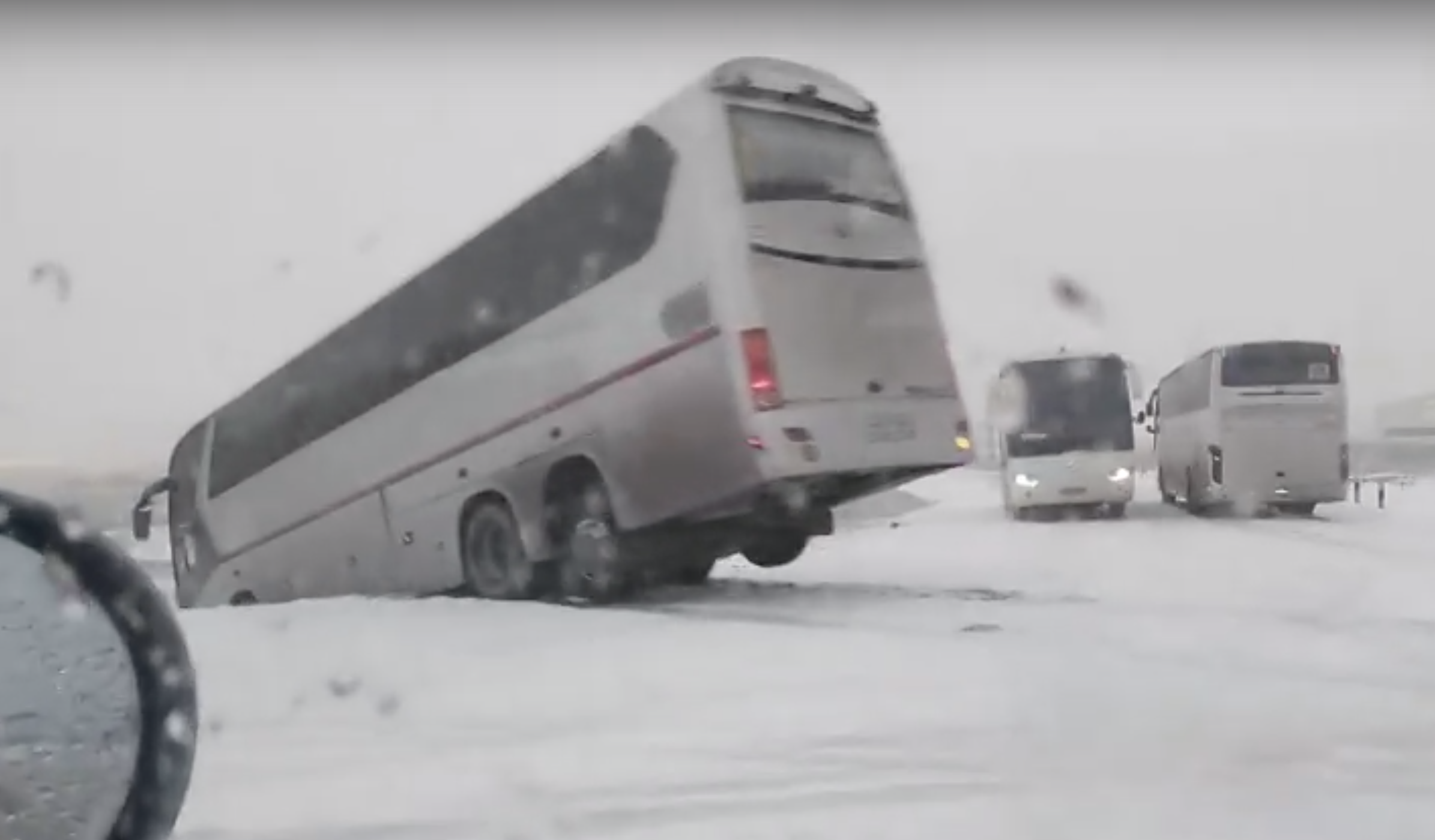 Из-за гололеда в Новосибирске улетел в кювет пассажирский автобус