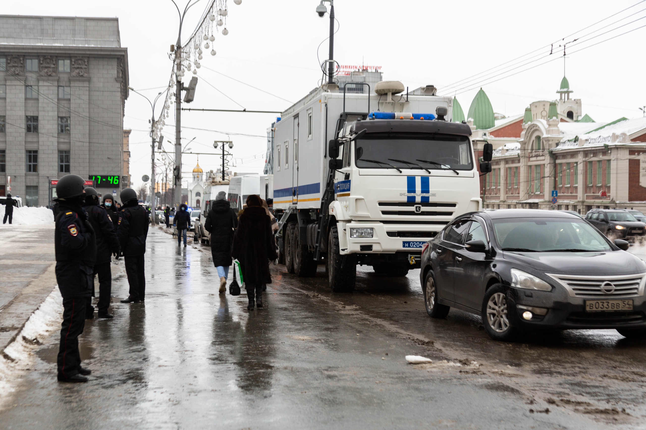 Военные оцепили площадь Пименова в Новосибирске