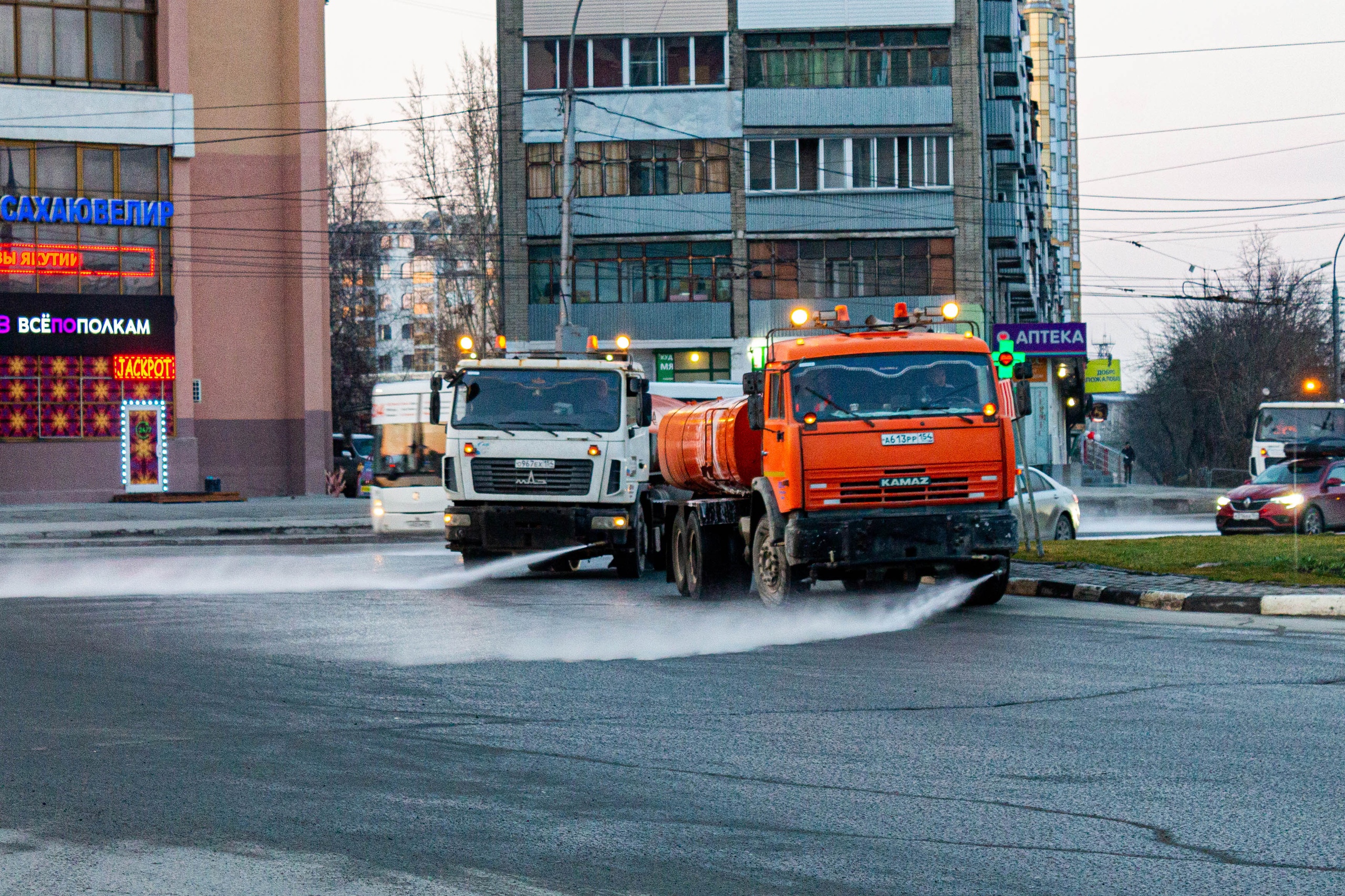 В Новосибирске начали мыть дороги шампунем