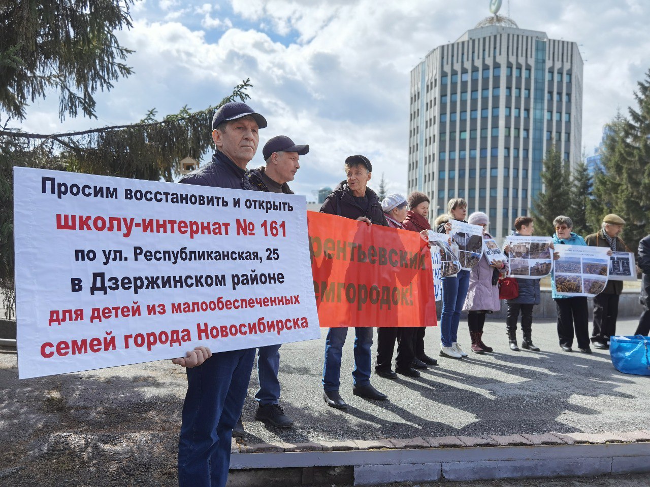 В Новосибирске состоялся пикет с требованиями защитить памятники архитектуры