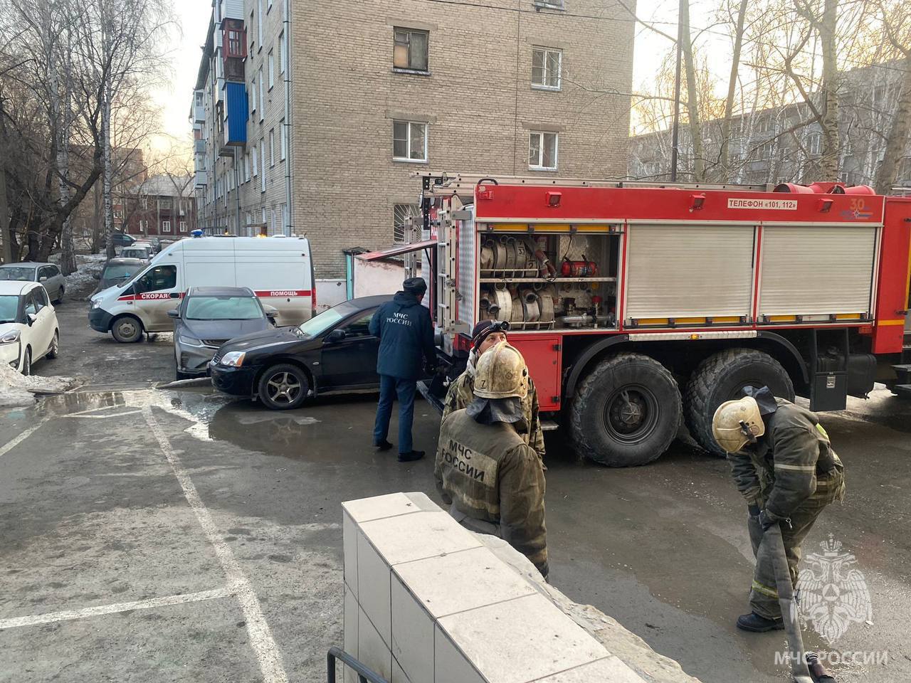 Пожар в новосибирской многоэтажке: сотрудники МЧС эвакуировали 6 жильцов  из-за сильного задымления