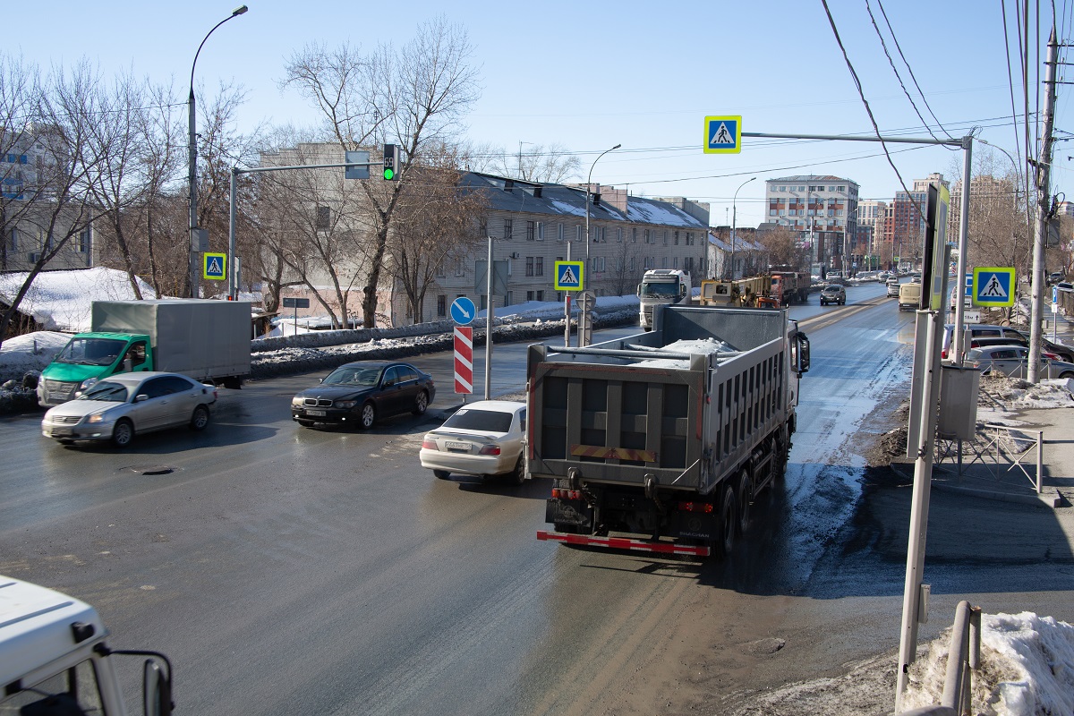 В Новосибирске начал действовать запрет на движение большегрузов