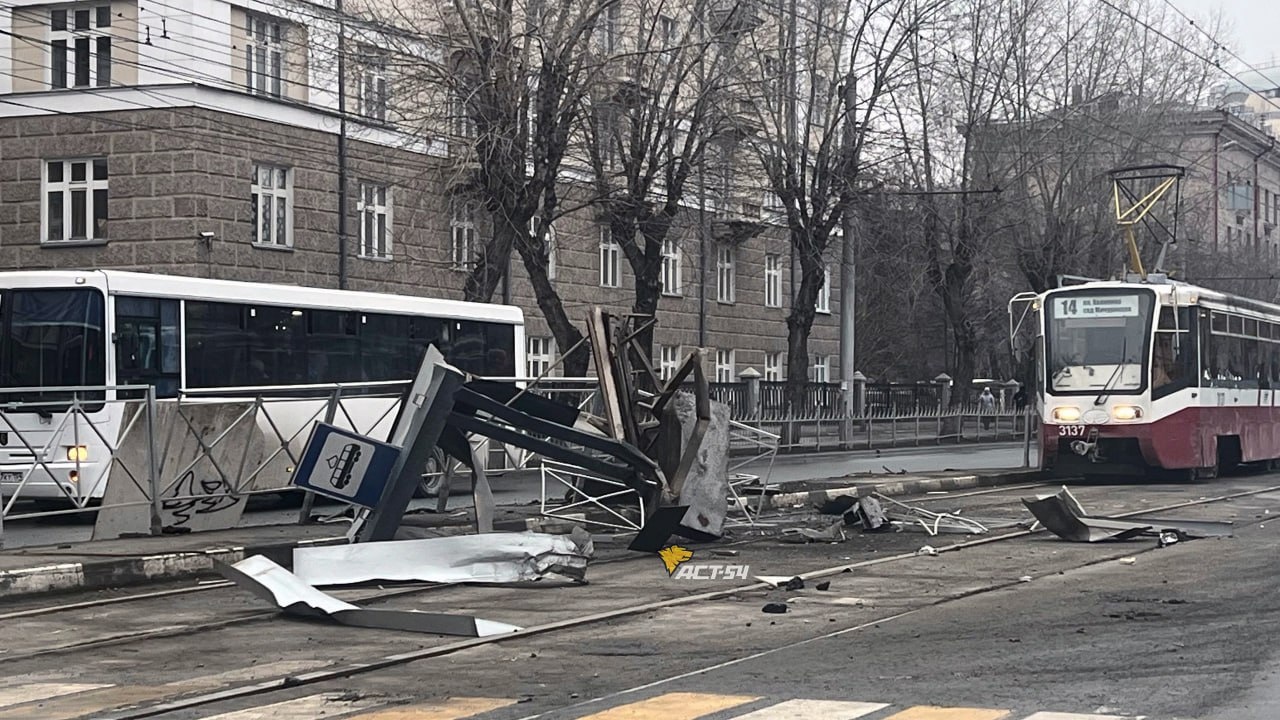 В Новосибирске неизвестный водитель полностью разрушил трамвайную остановку