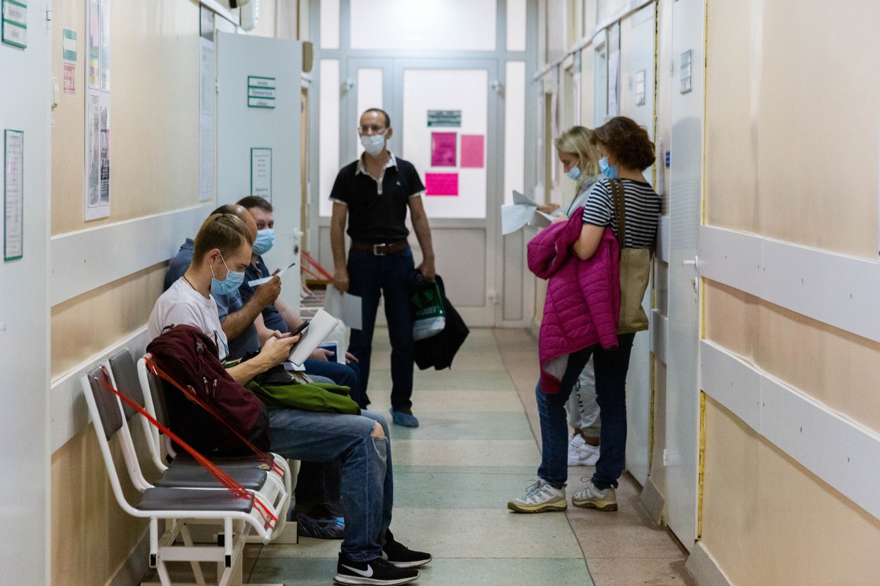 Очередь в детской поликлинике. Люди в поликлинике. Очередь в коридоре поликлиники. Детская поликлиника Ботанический сад. Плановое обследование в поликлинике.