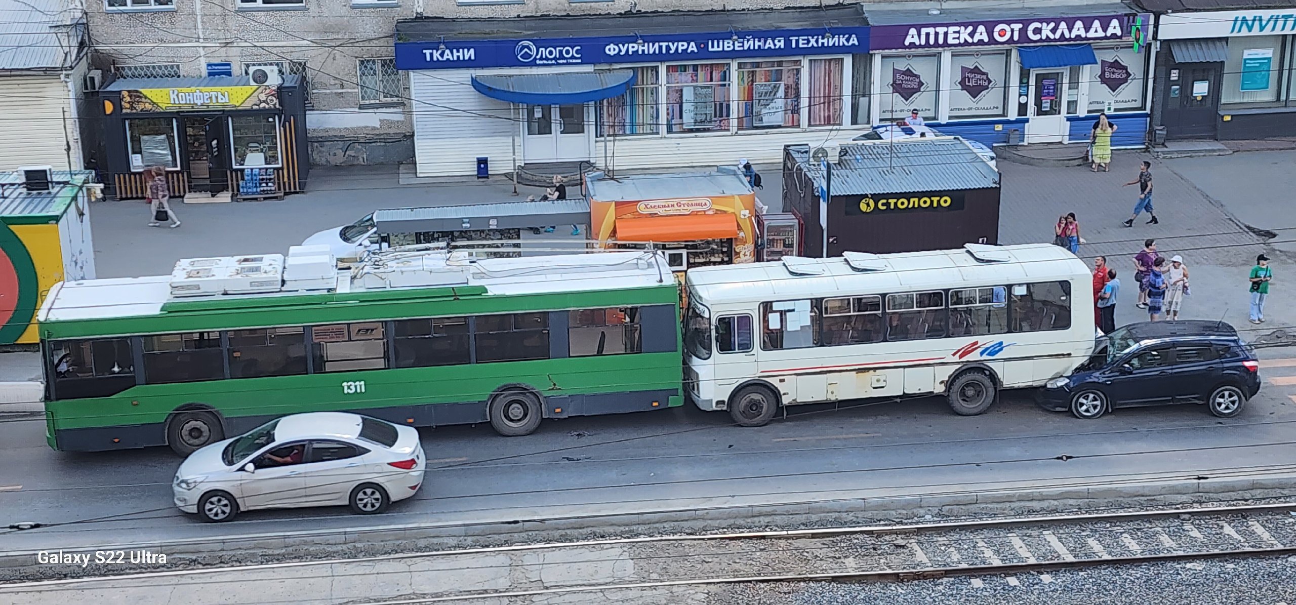 В Новосибирске произошло тройное ДТП с участием кроссовера, автобуса и  троллейбуса