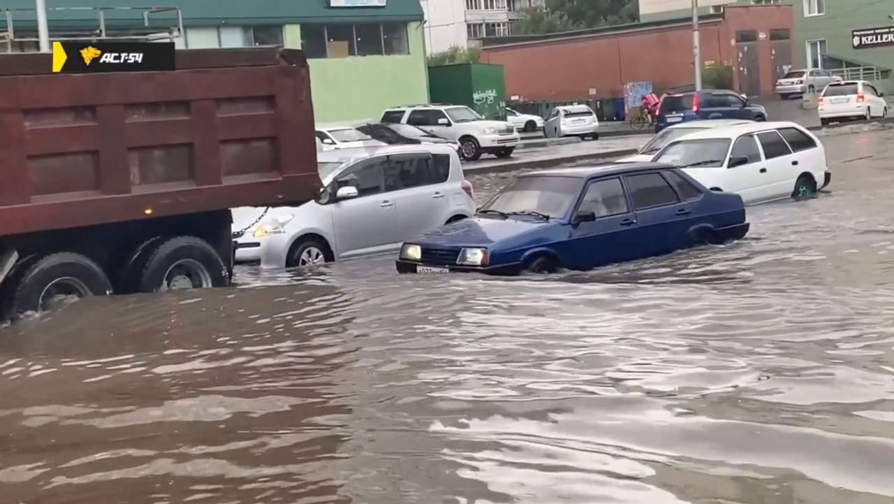 Автомобилисты утонули после сильного ливня вечером 4 августа в Новосибирске