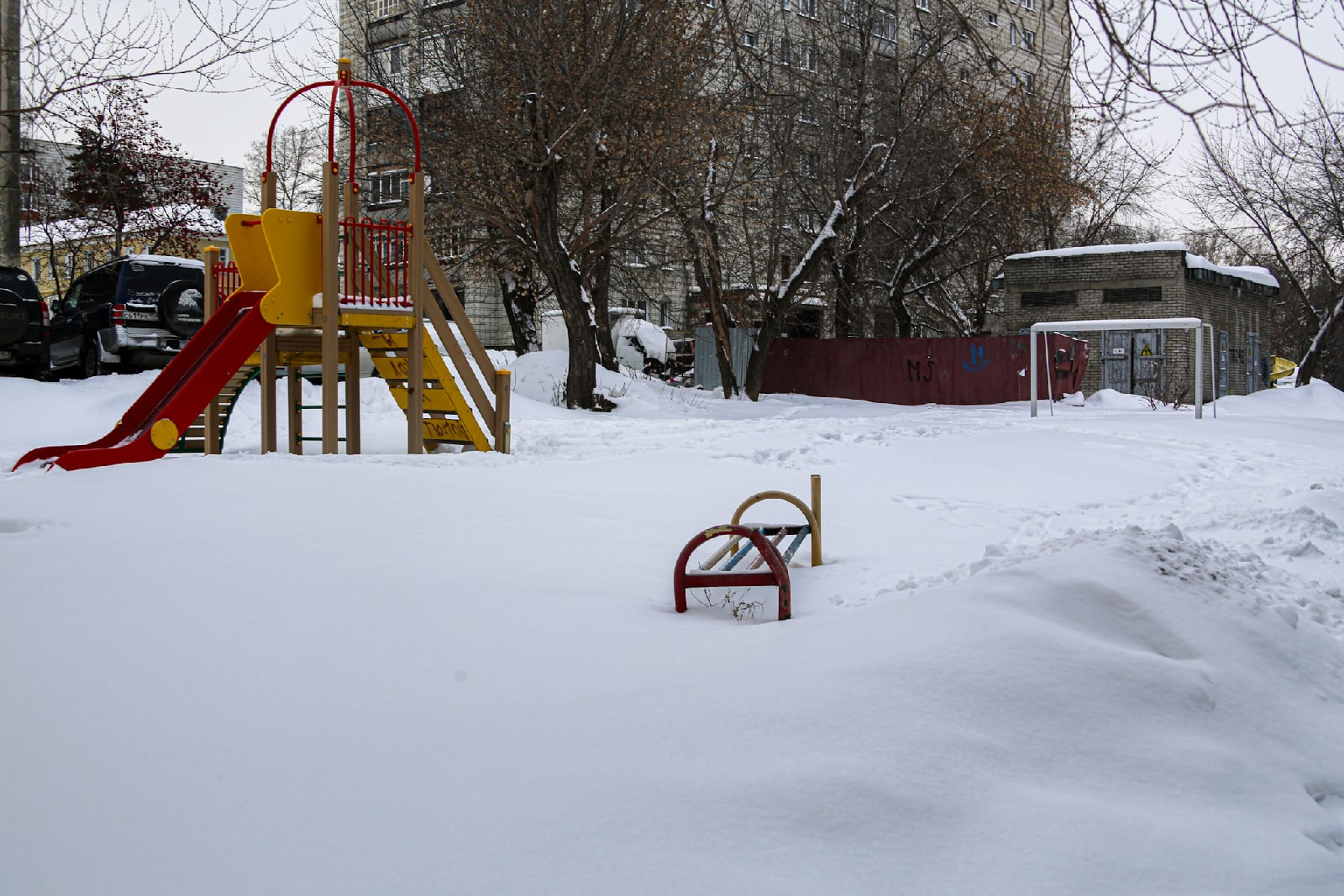 Омск платный. Большая Снежная горка. Кататься с горки на площадке. Снежные городки Томск. Снег горки.