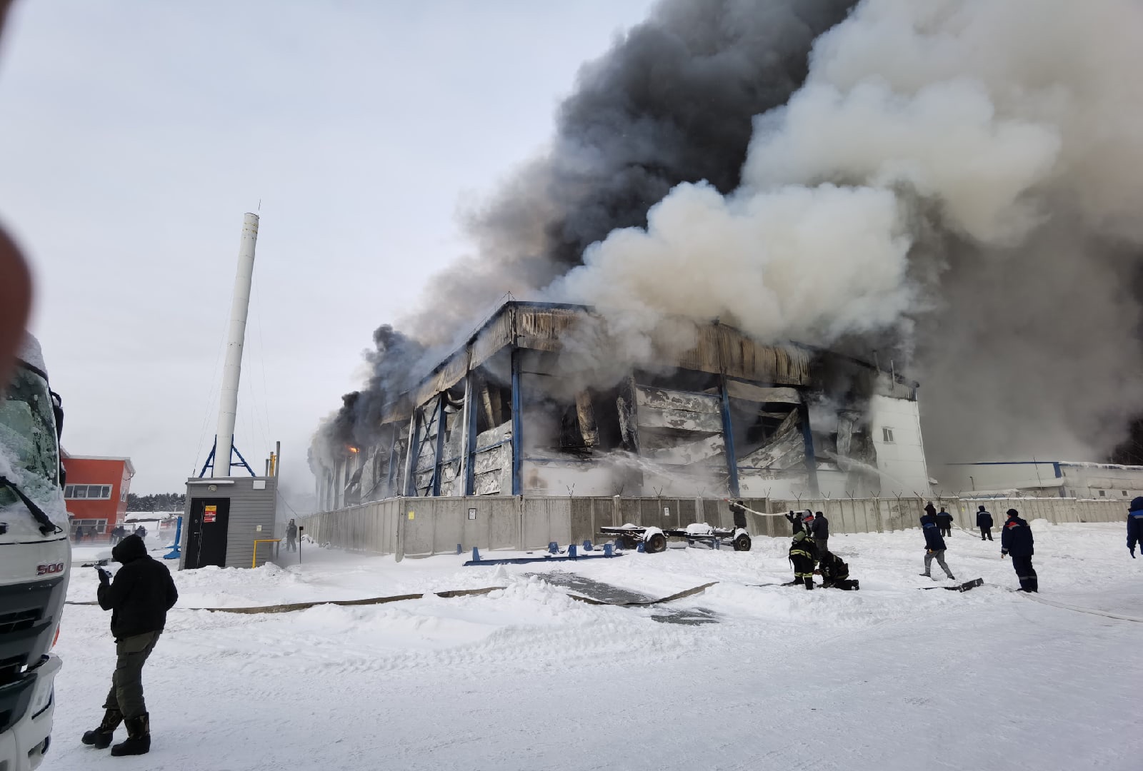 В родниках горит склад. Пожар на складе. Новосибирск склад сгорел. Пожар в Краснообске. Пожар на предприятии.