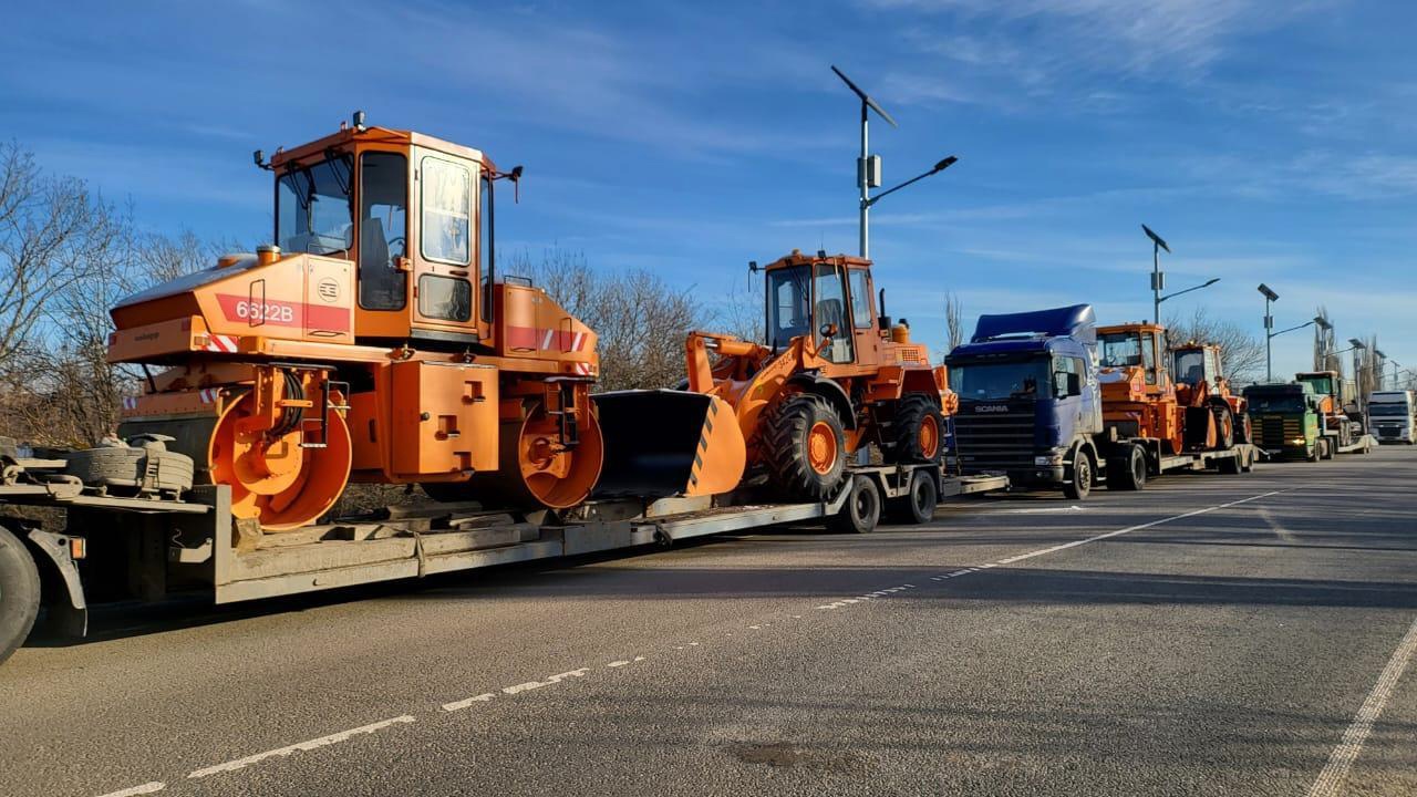 Из Новосибирска в Луганск отправили 19 единиц дорожной техники