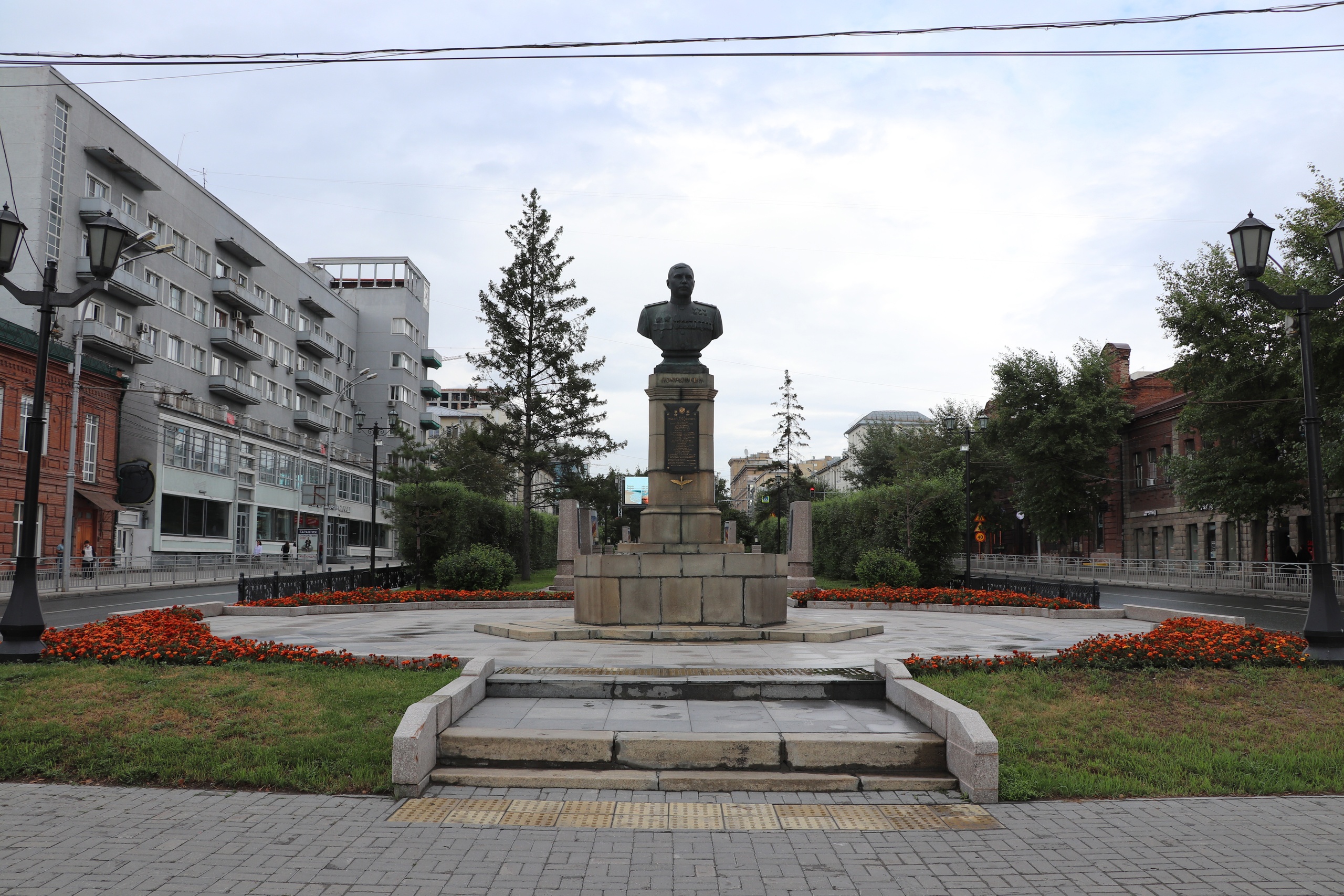 Нск покрышкина. Улица Покрышкина Новосибирск. Аллея Покрышкину в Новосибирске. Красный проспект Новосибирск аллея. Памятник а. и. Покрышкин Волгоград.