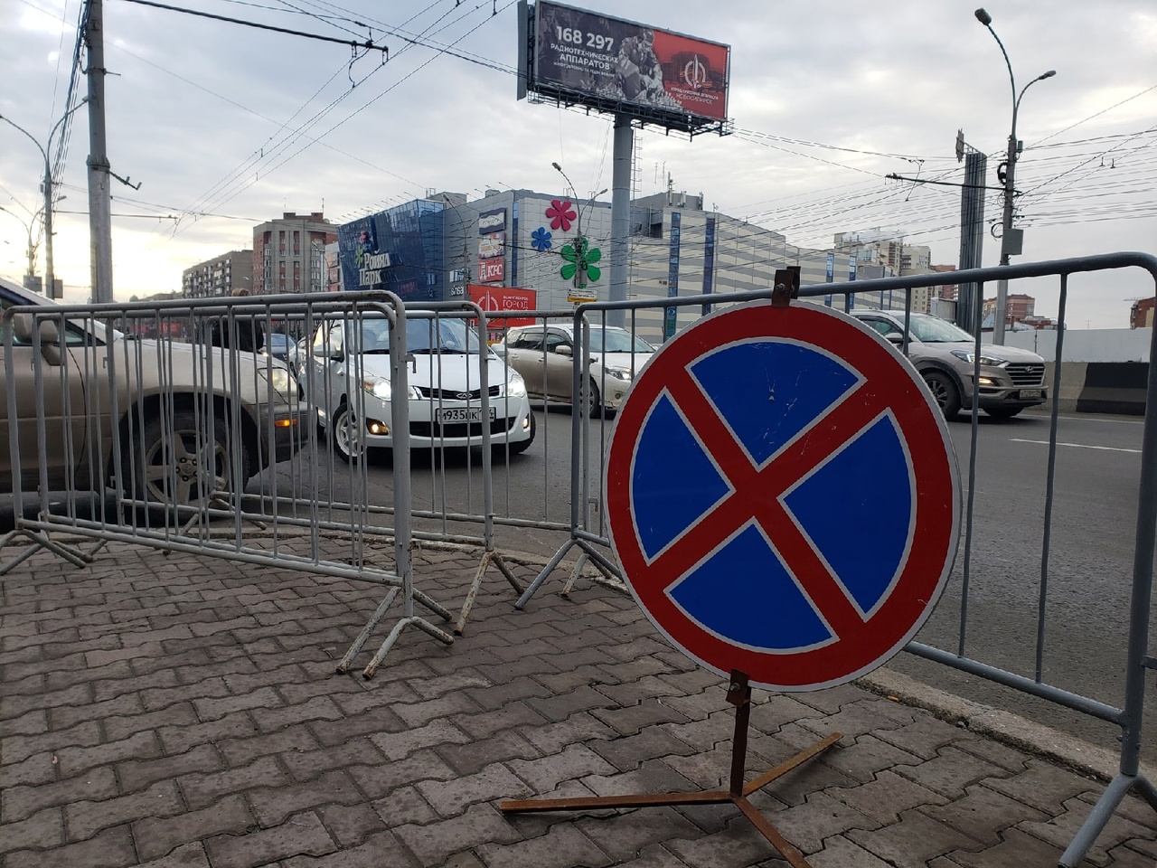 В Новосибирске на улице Хилокской с 5 января ввели запрет на парковку  грузовиков