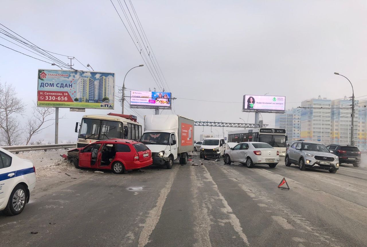 Пять автомобилей столкнулись на Димитровском мосту в Новосибирске