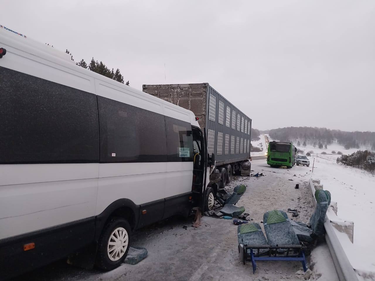 Стали известны подробности ДТП на трассе с фурой, автобусом и маршруткой