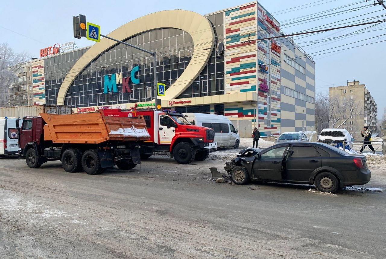 Два человека пострадали в ДТП с КамАЗом в Новосибирске