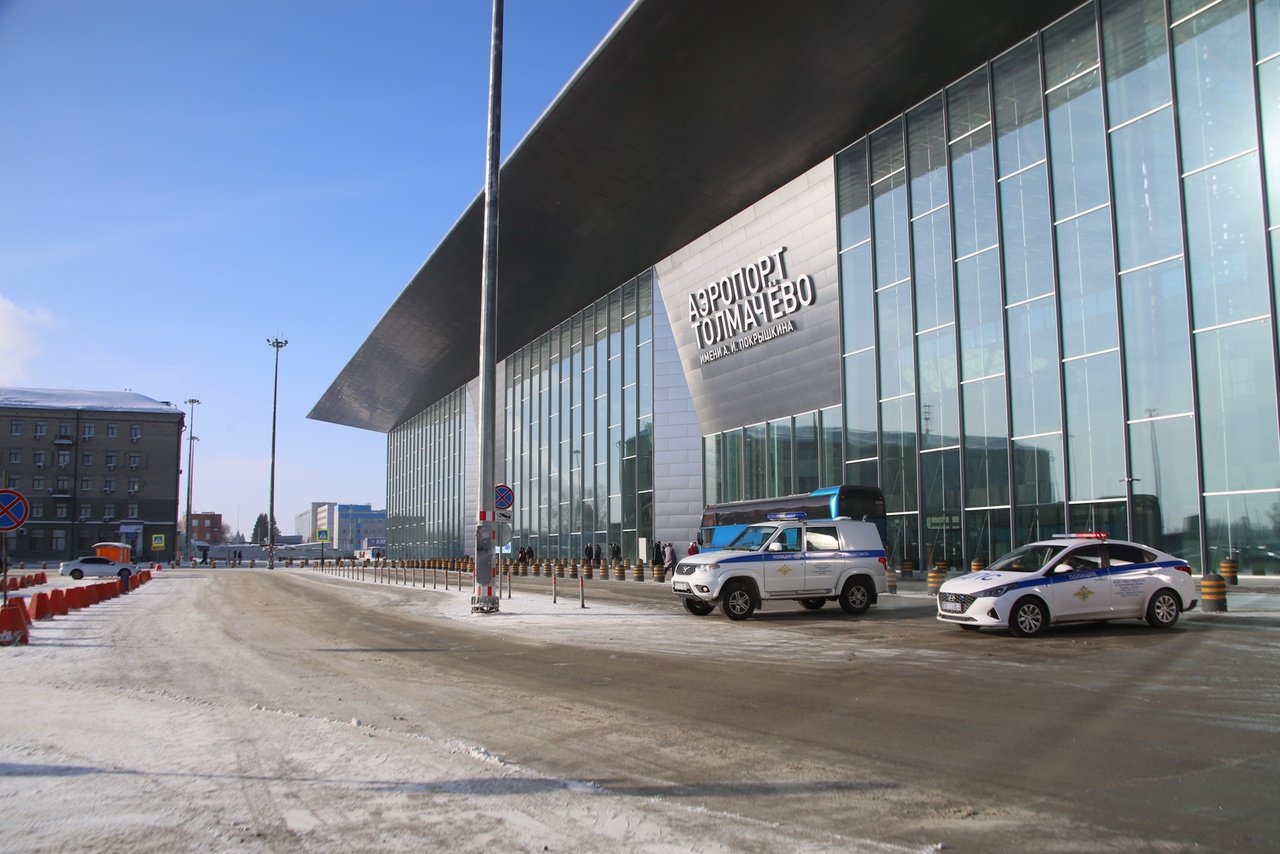 В Новосибирске из-за ветра экстренно сел самолет рейса Хабаровск —  Екатеринбург