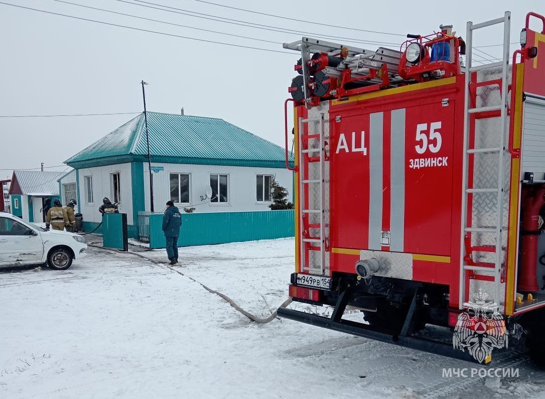 Два человека отравились угарным газом в селе Новосибирской области