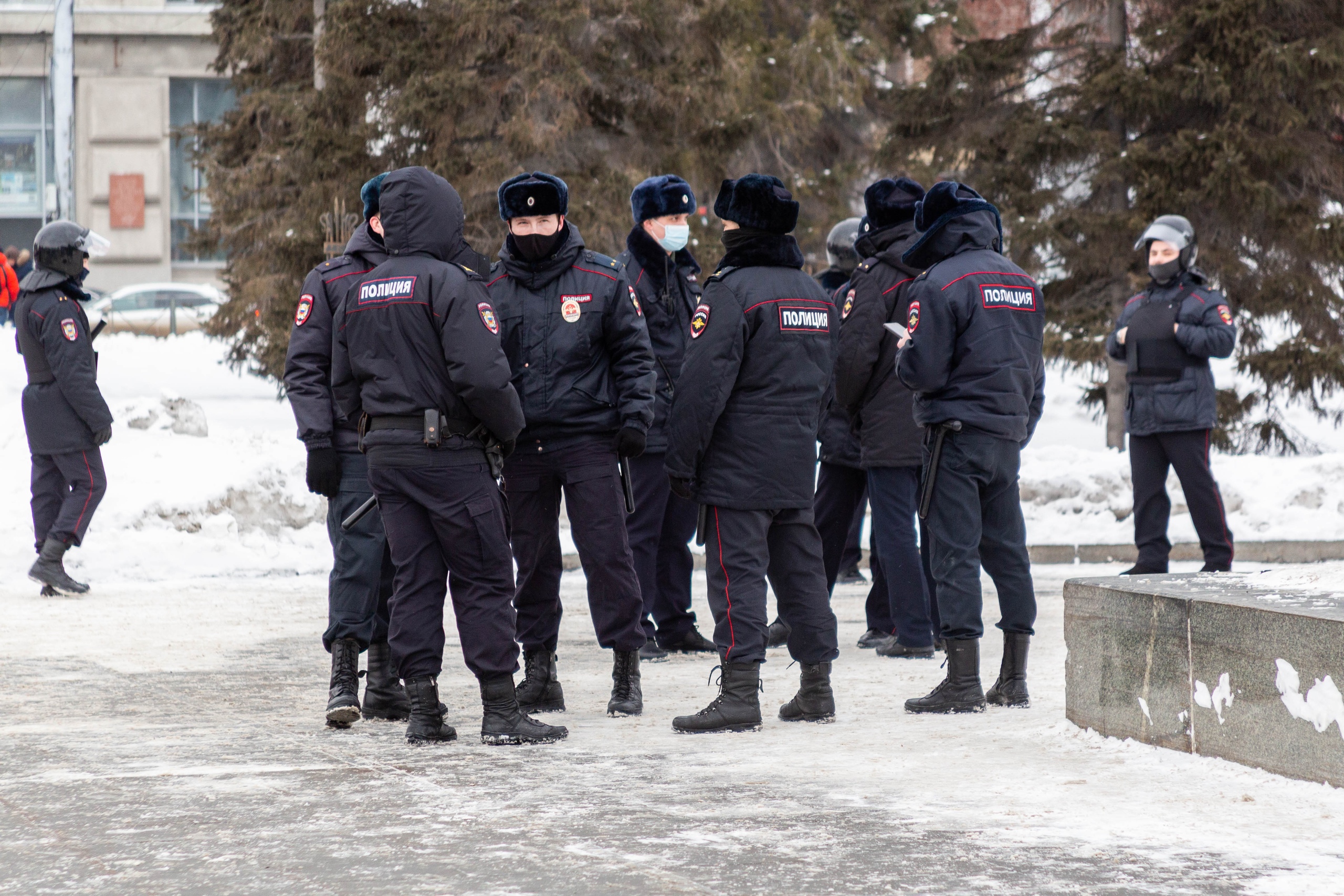 Правые в новосибирске. Сотрудник полиции. Полиция на месте происшествия. Полиция на площади Ленина. Автозак полиции.