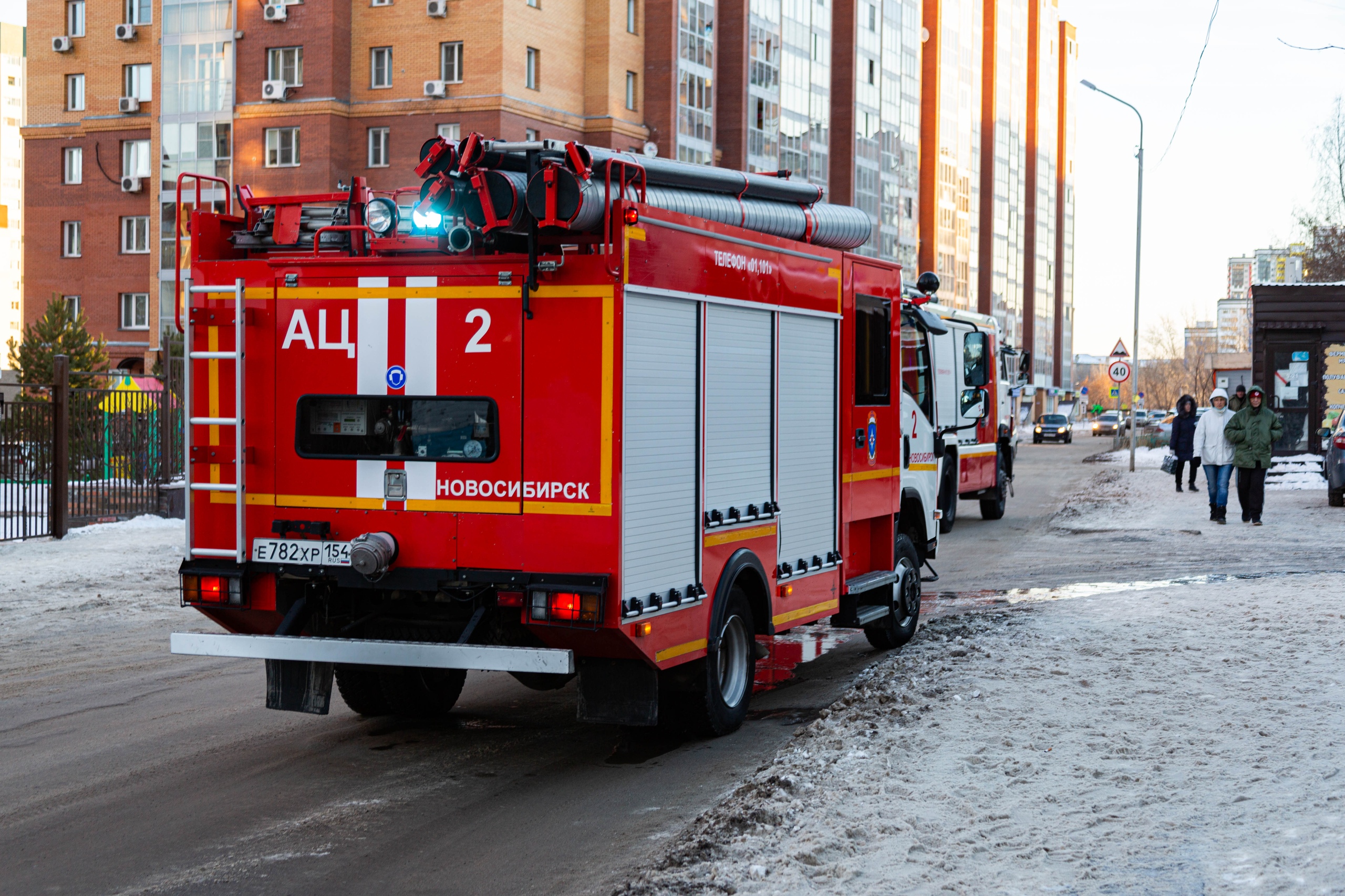 Пожарные спасли 12 человек из задымленного подъезда в Новосибирске