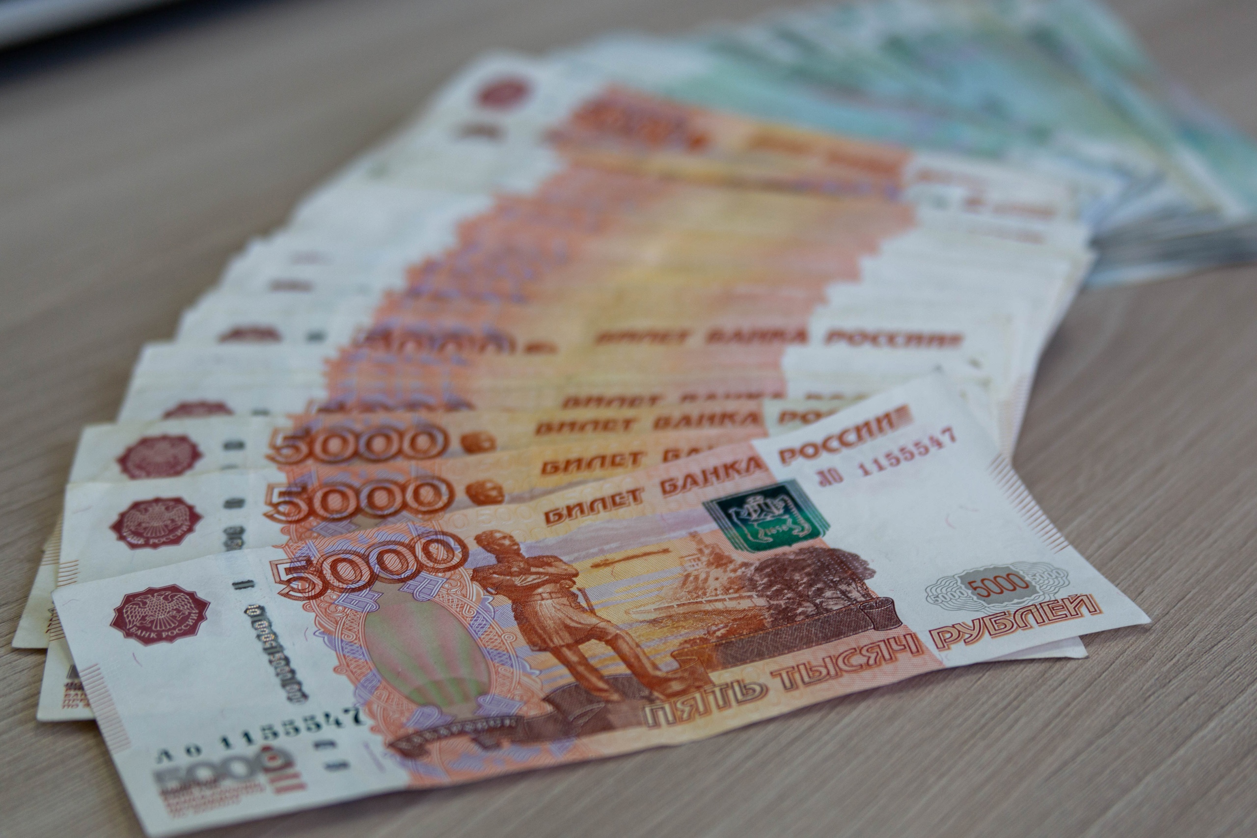 За год 8 млн рублей. Деньги пособия. Выплата денег. 10 000 Рублей. 10 Тысяч рублей.