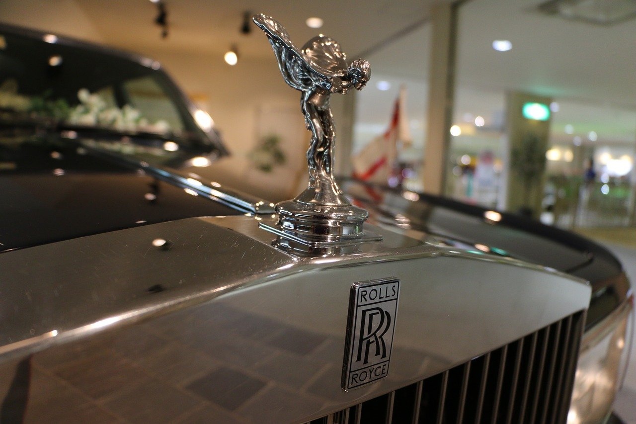 Rolls-Royce возглавил топ-5 самых дорогих машин в Новосибирске