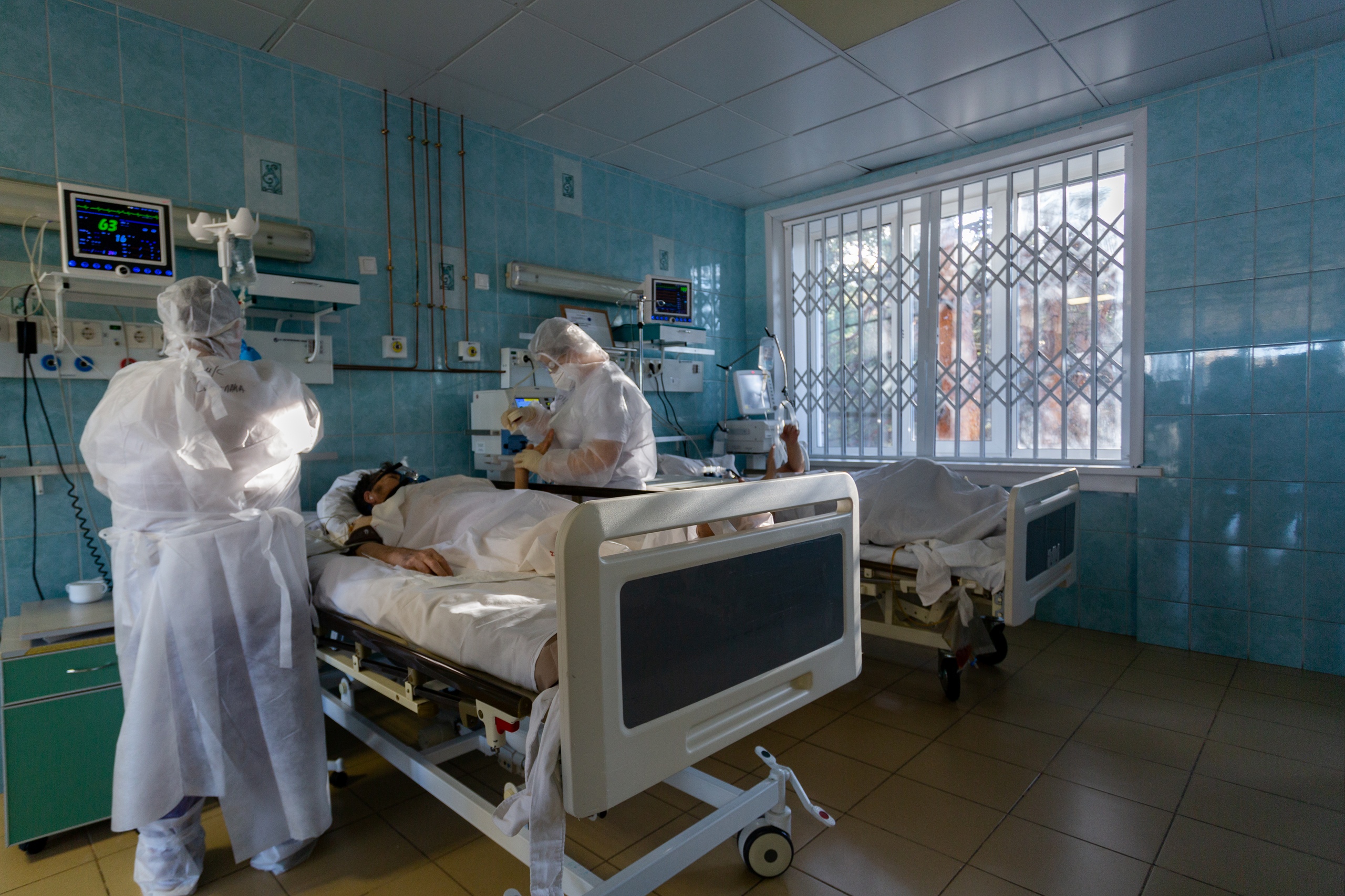 Сегодня случаев коронавируса. Пациент госпитализирован в инфекционную больницу. Ковидный госпиталь в Новосибирске 11 больница 2021 год. Ковидный госпиталь реанимация в Москве. Тяжелая больная в больнице.