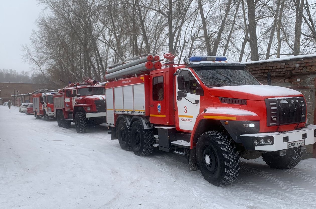 В Новосибирске пожарные больше 4 часов тушили гараж и двухэтажную пристройку