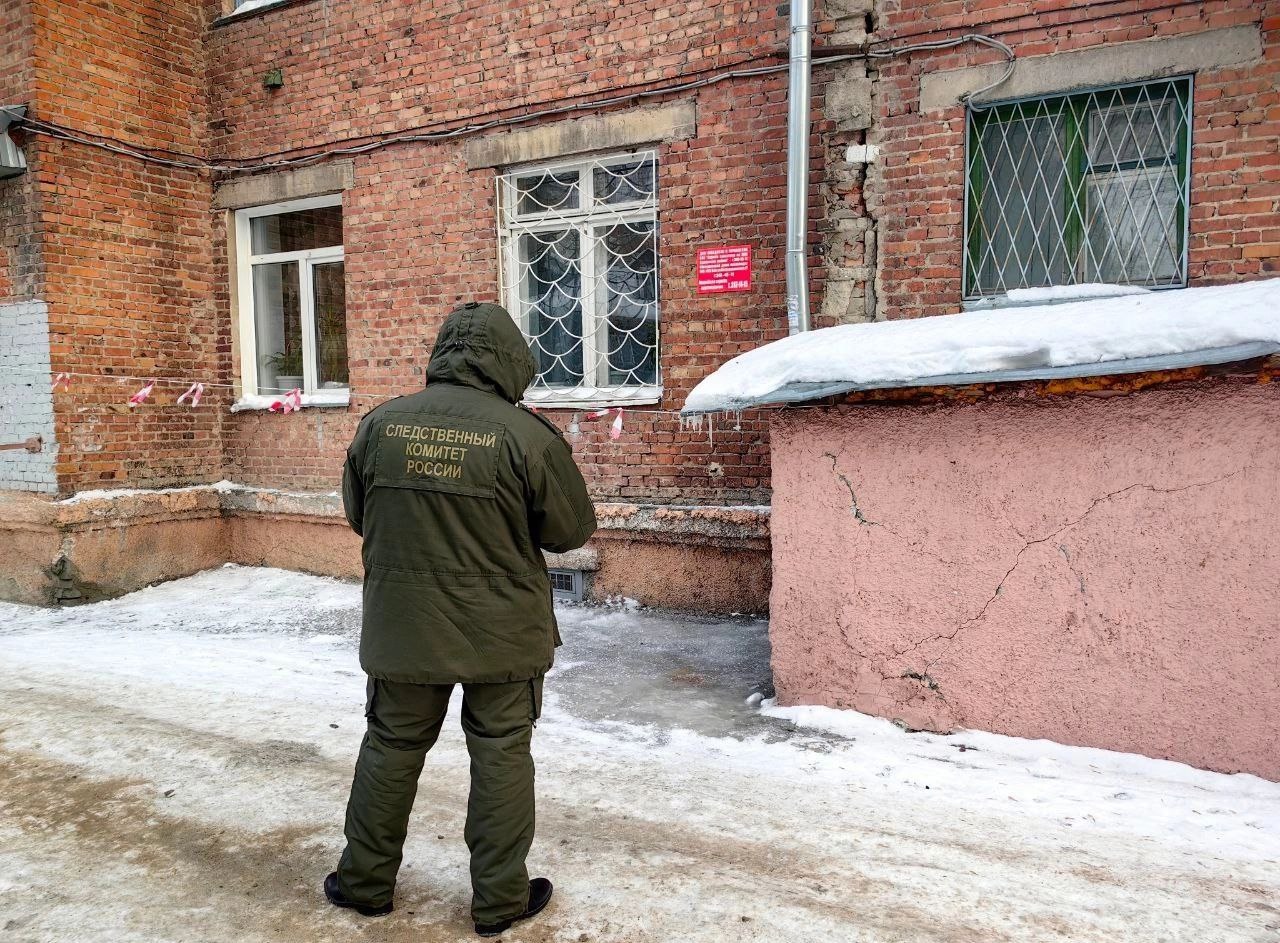 СК проводит проверку по поводу трещины в стене пятиэтажного дома в  Новосибирске