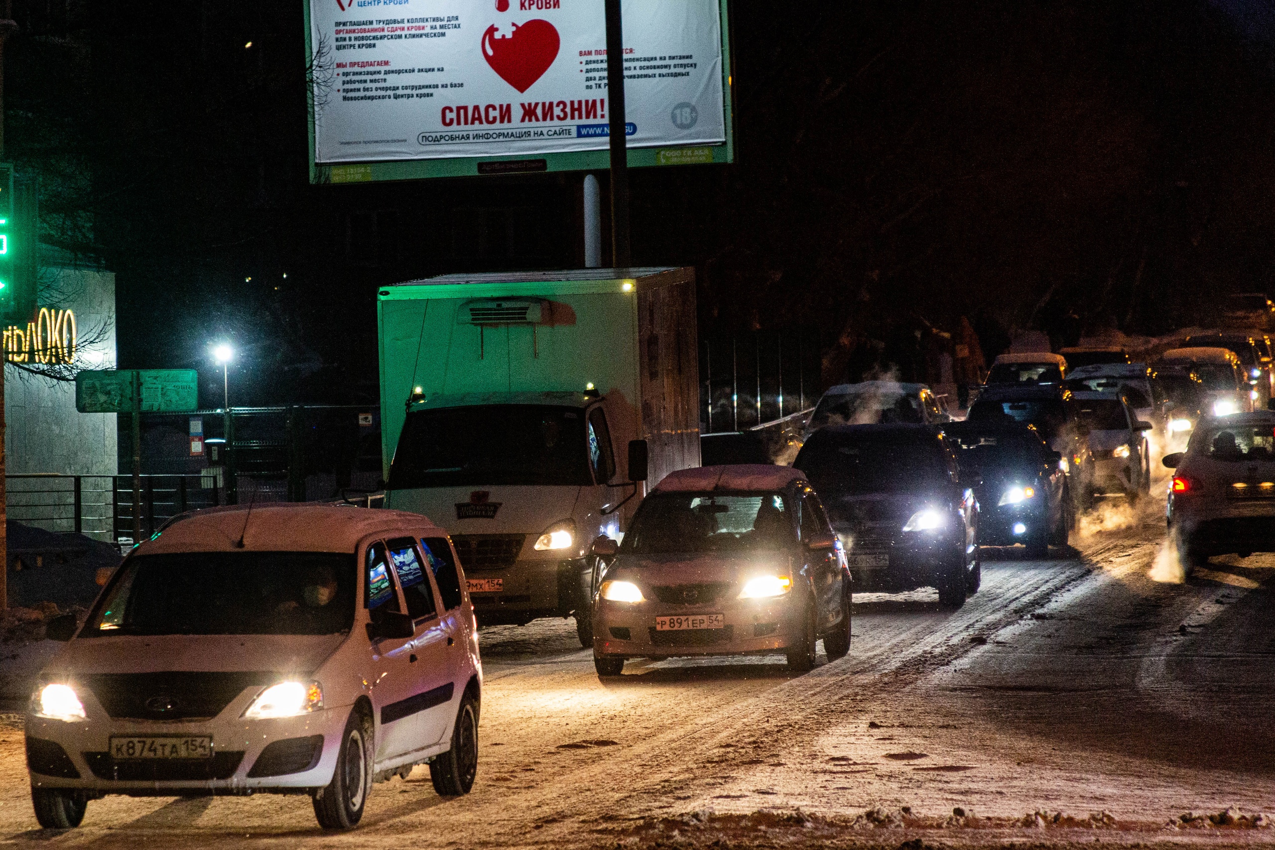 В Новосибирске на площади Труда произошёл обрыв троллейбусных контактных  проводов