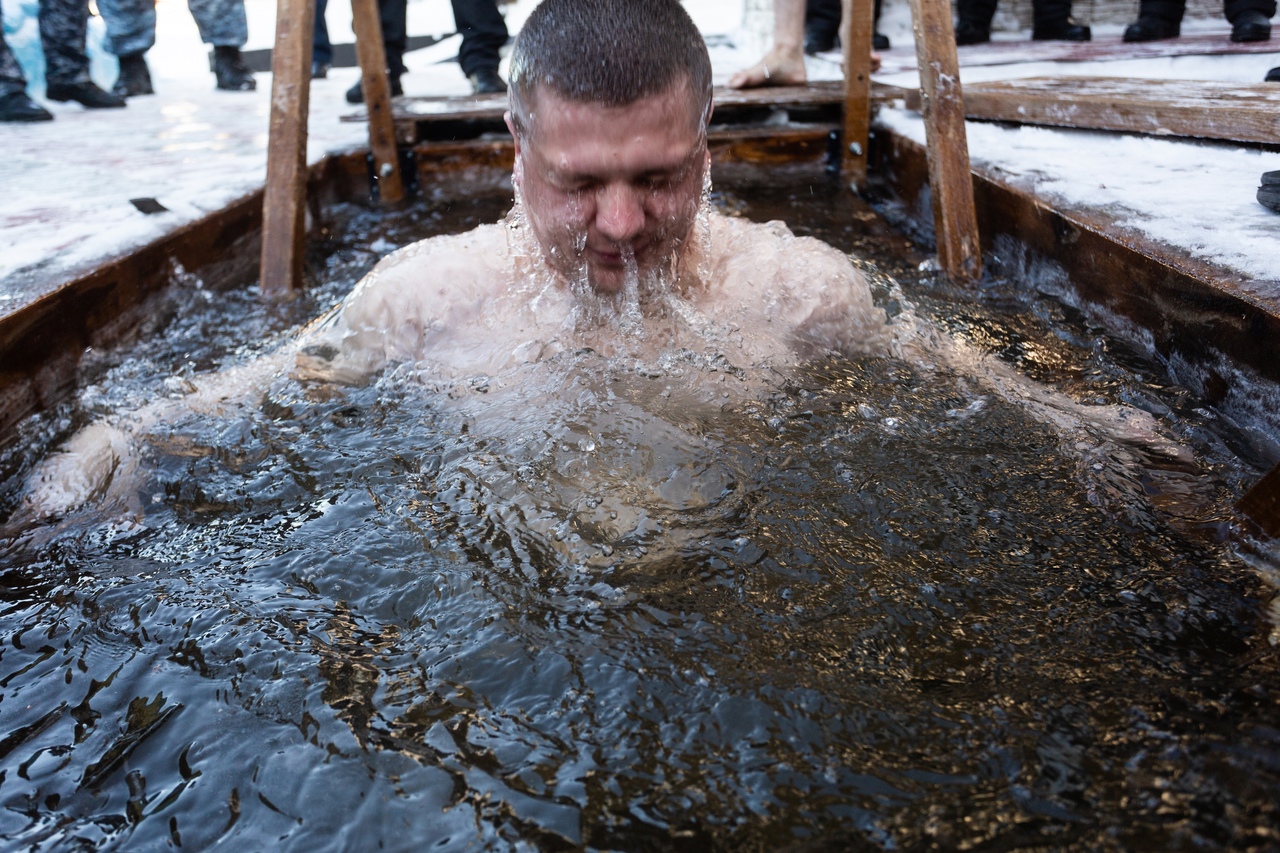 Окунаться на крещение. Купели на крещение в Новосибирске. Фотографии с Крещением в Новосибирске. Как окунаются в крещение в Новосибирске.