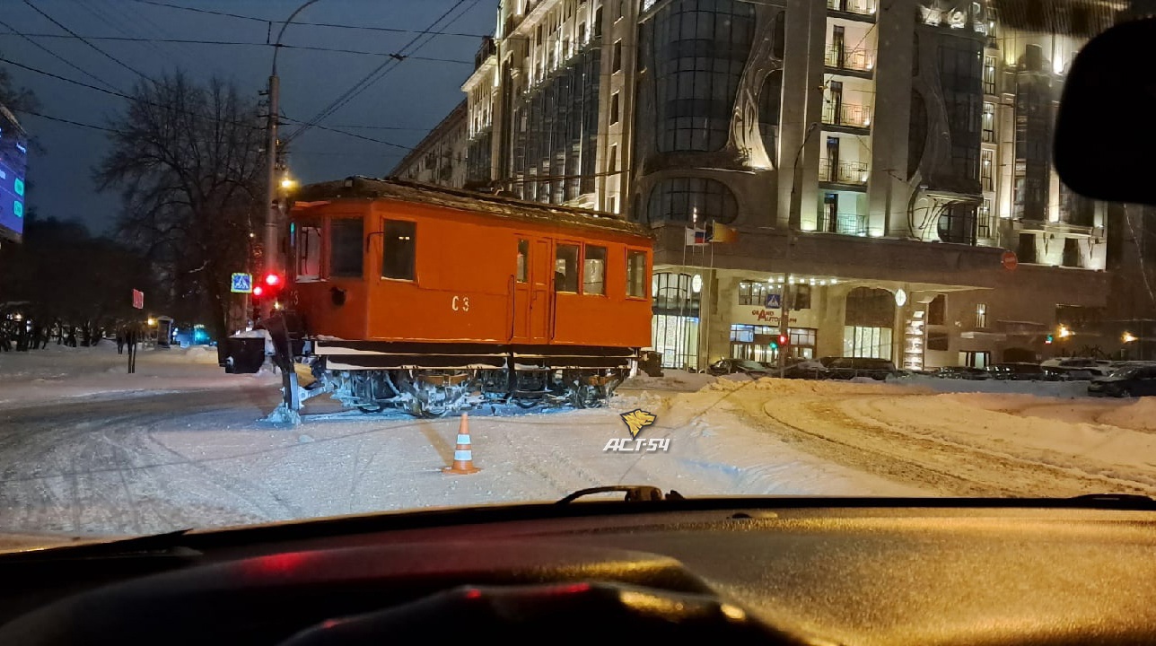 В центре Новосибирска сошел с рельсов технический вагон для расчистки  трамвайных путей