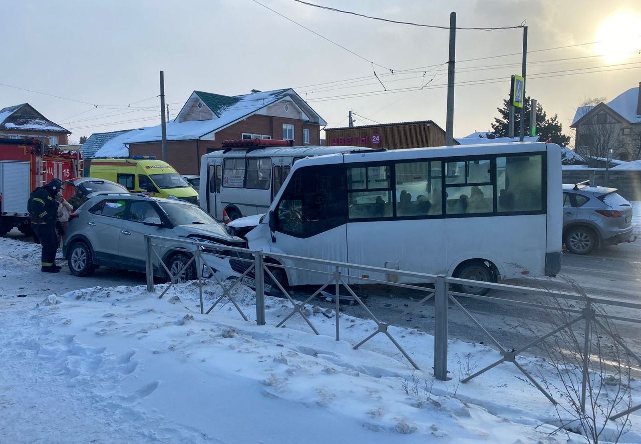 В Новосибирске в ДТП с маршруткой пострадала 32-летняя женщина