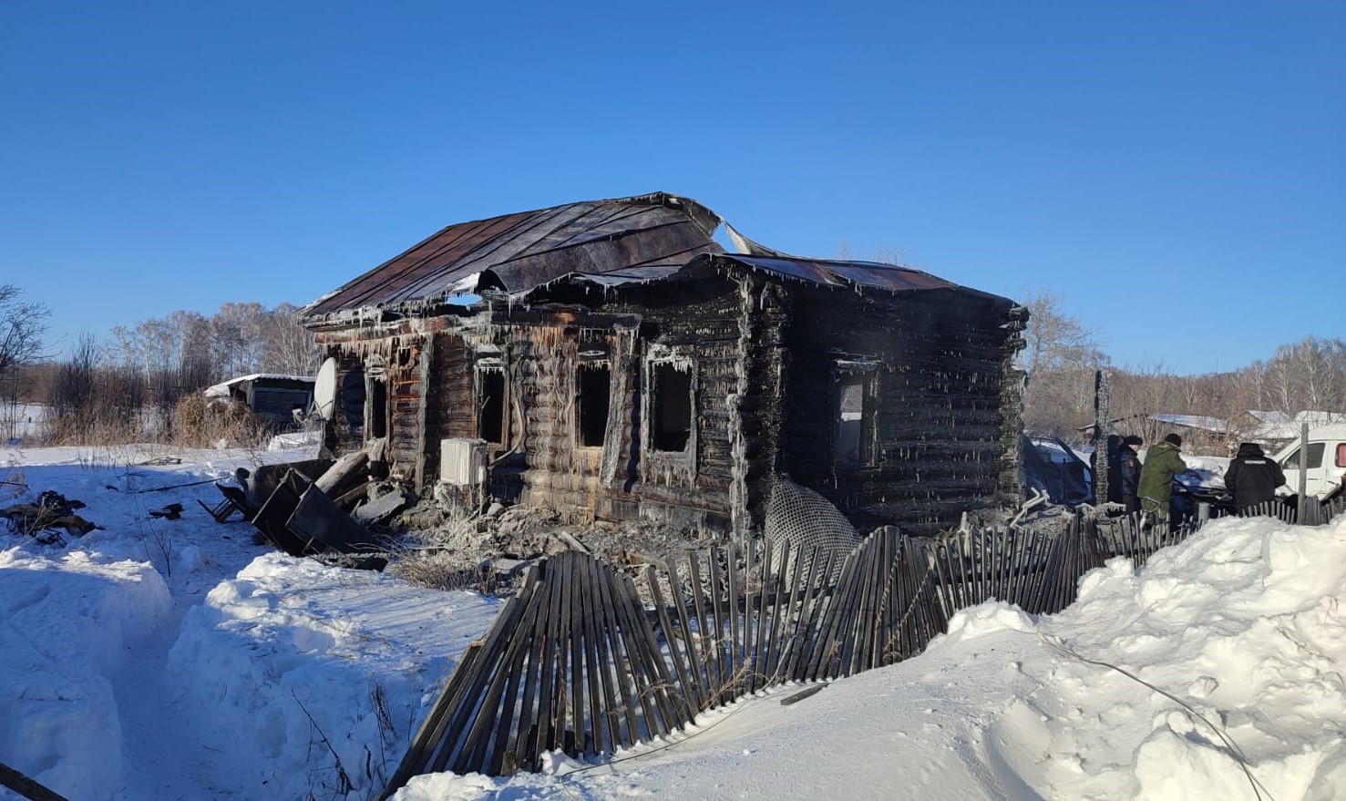 Женщина и двое детей погибли во время пожара в частном доме под  Новосибирском