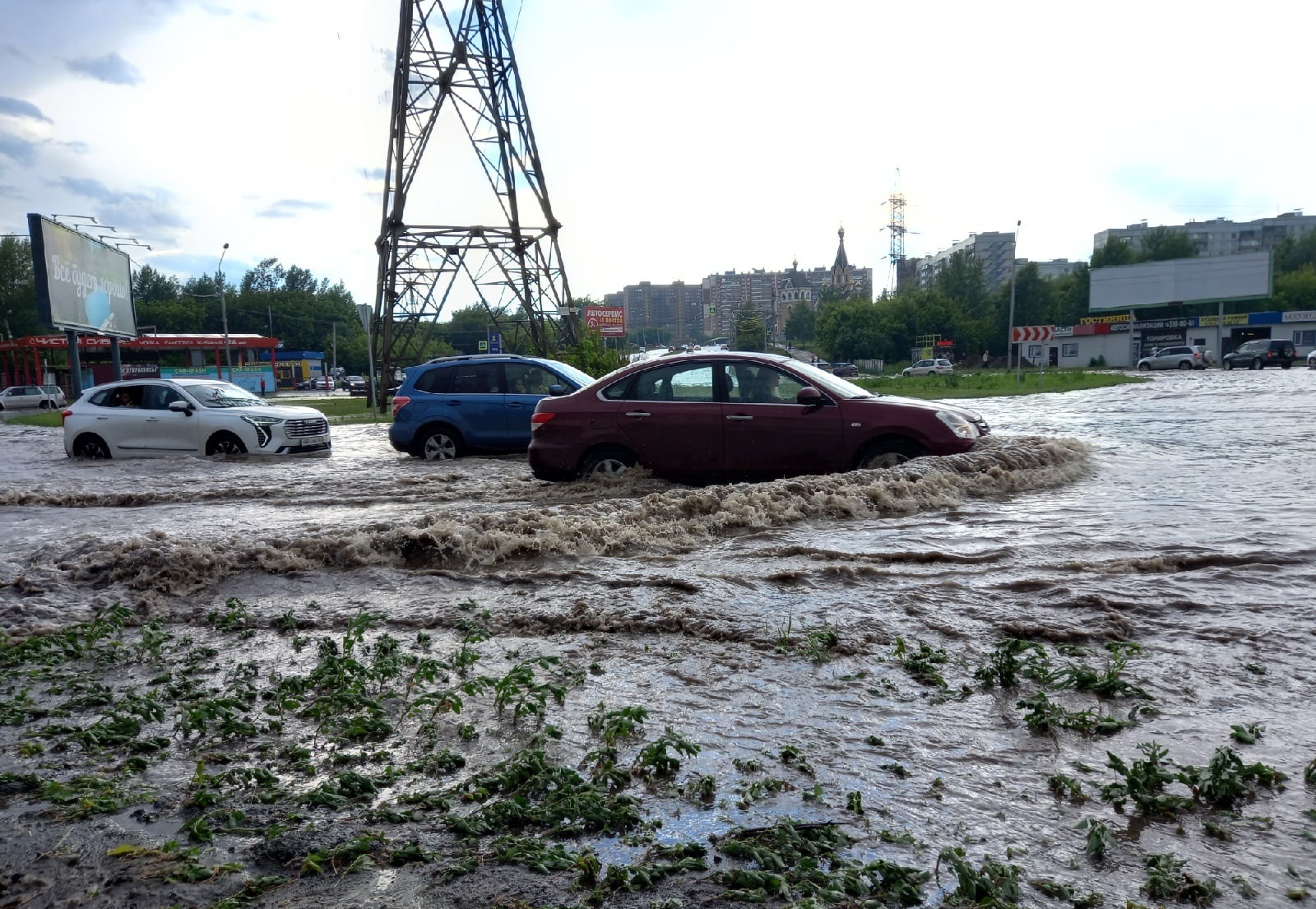 Автомобили тонут после сильного ливня 21 июля в Новосибирске