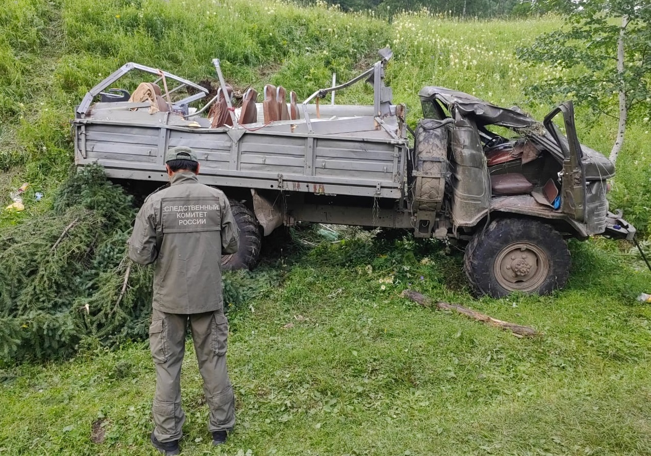 За рулем перевернувшегося на Алтае грузовика был житель Новосибирска