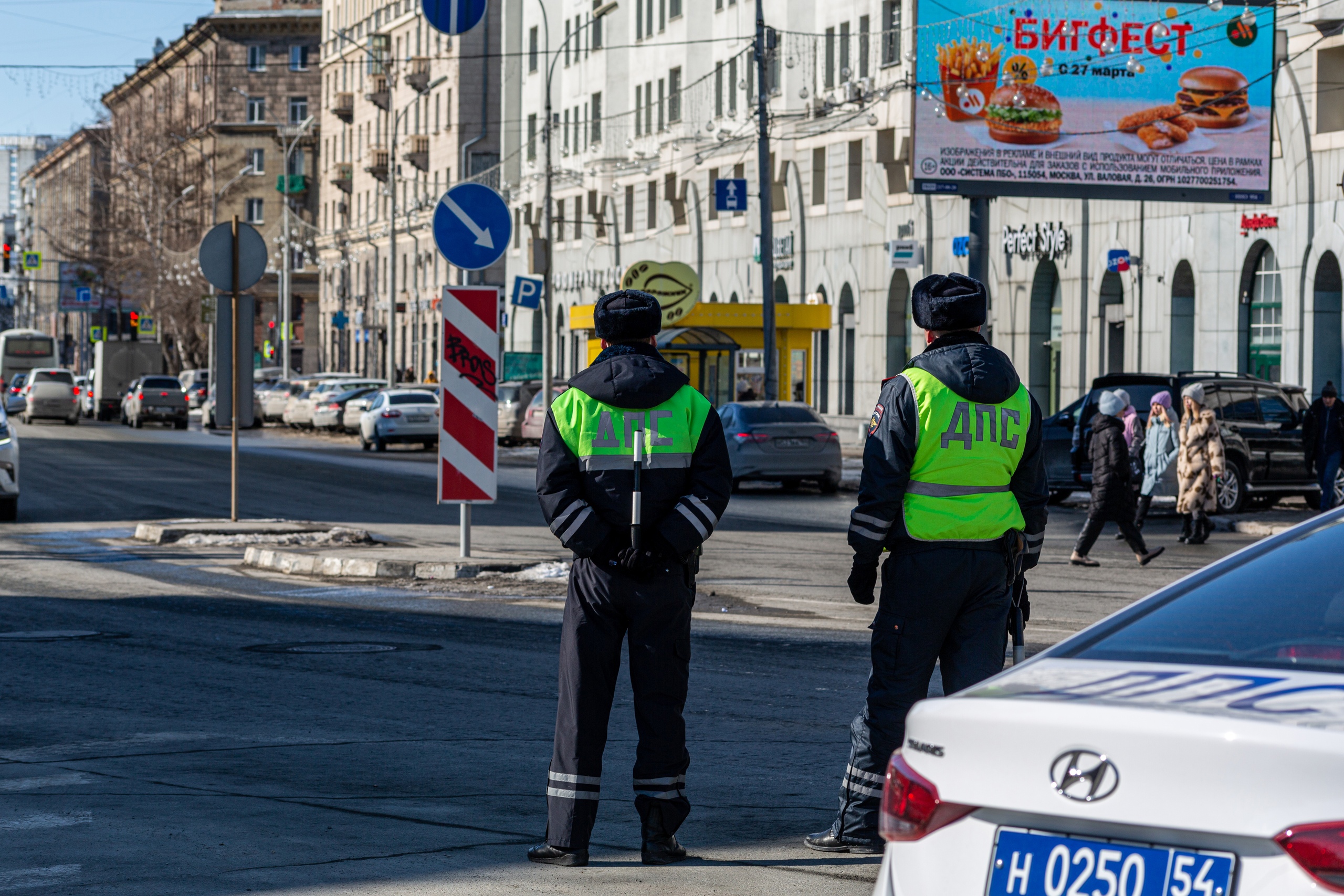 В Новосибирске автоинспекторы спасли 5-летнюю девочку от обезвоживания