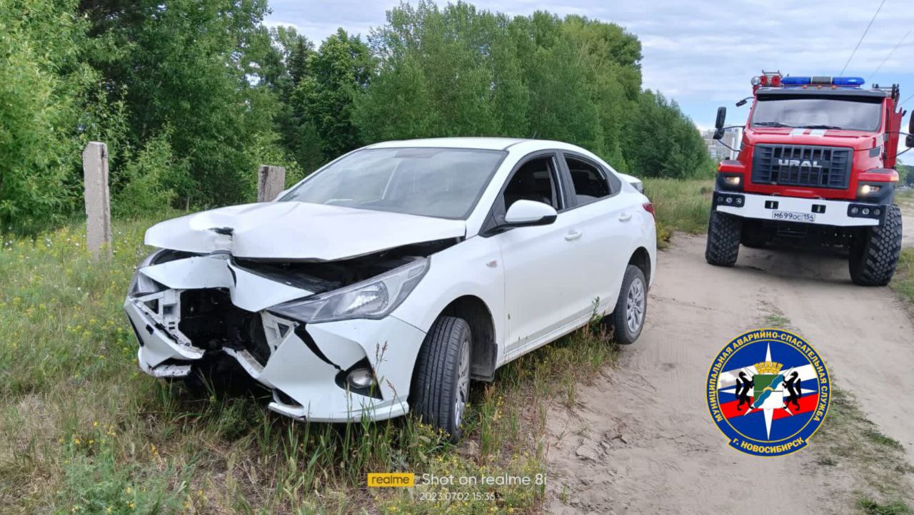 В Новосибирске Hyundai Solaris врезался в бетонный столб и повредил газовое  оборудование