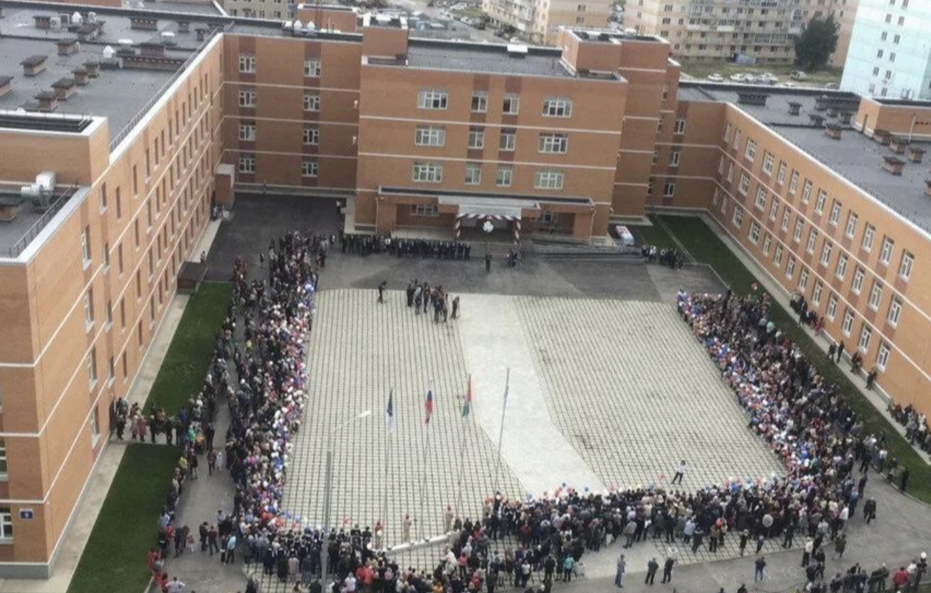 Новосибирск: единственная школа в микрорайоне переполнена, прием в первый  класс закрыт