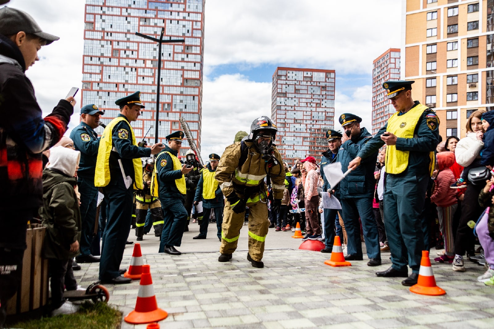 Пожарный 25. Пожарные Новосибирск. Выставка пожарной части в Новосибирске. Koyka пожар Новосибирска.