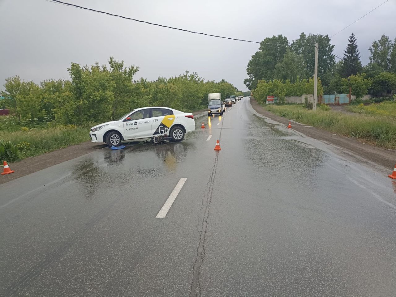 В Новосибирске водитель такси сбил подростка на мопеде