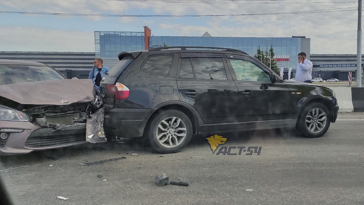 В Новосибирске возле Экспоцентра произошло ДТП с участием фуры и легковых  автомобилей