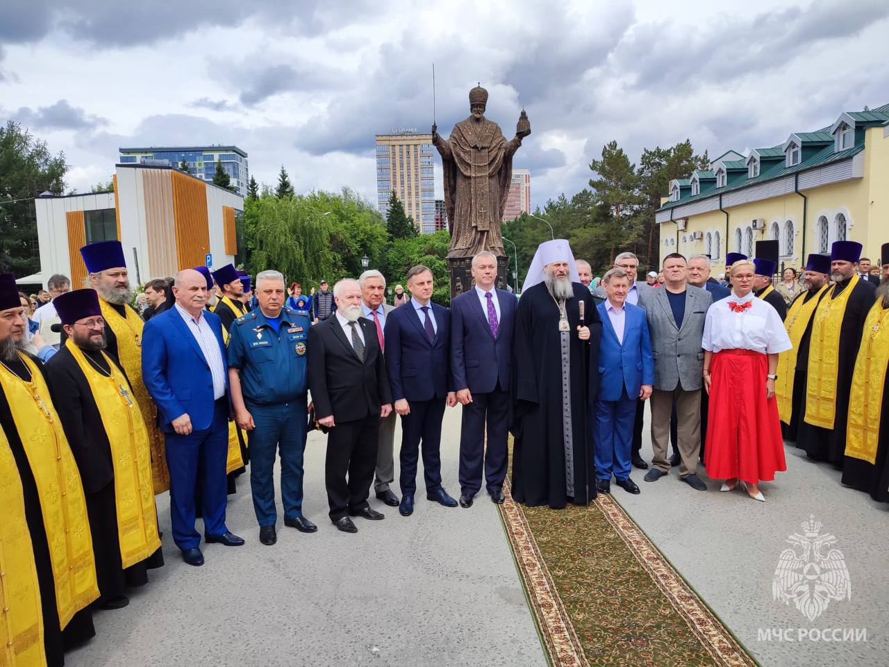 В Новосибирске торжественно открыли памятник Николаю Чудотворцу возле цирка