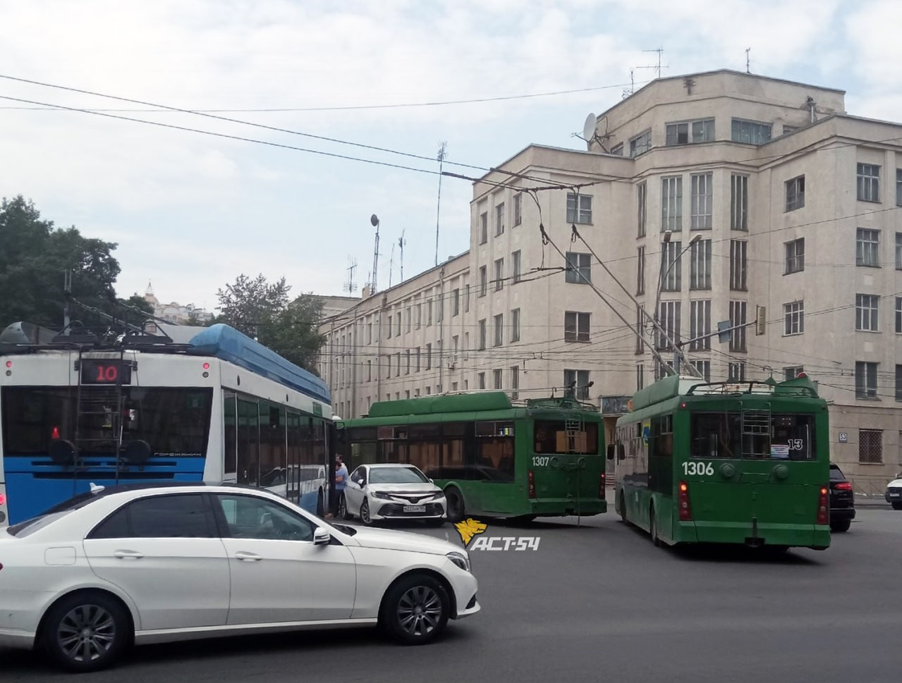 ДТП с троллейбусом спровоцировало пробку на Красном проспекте