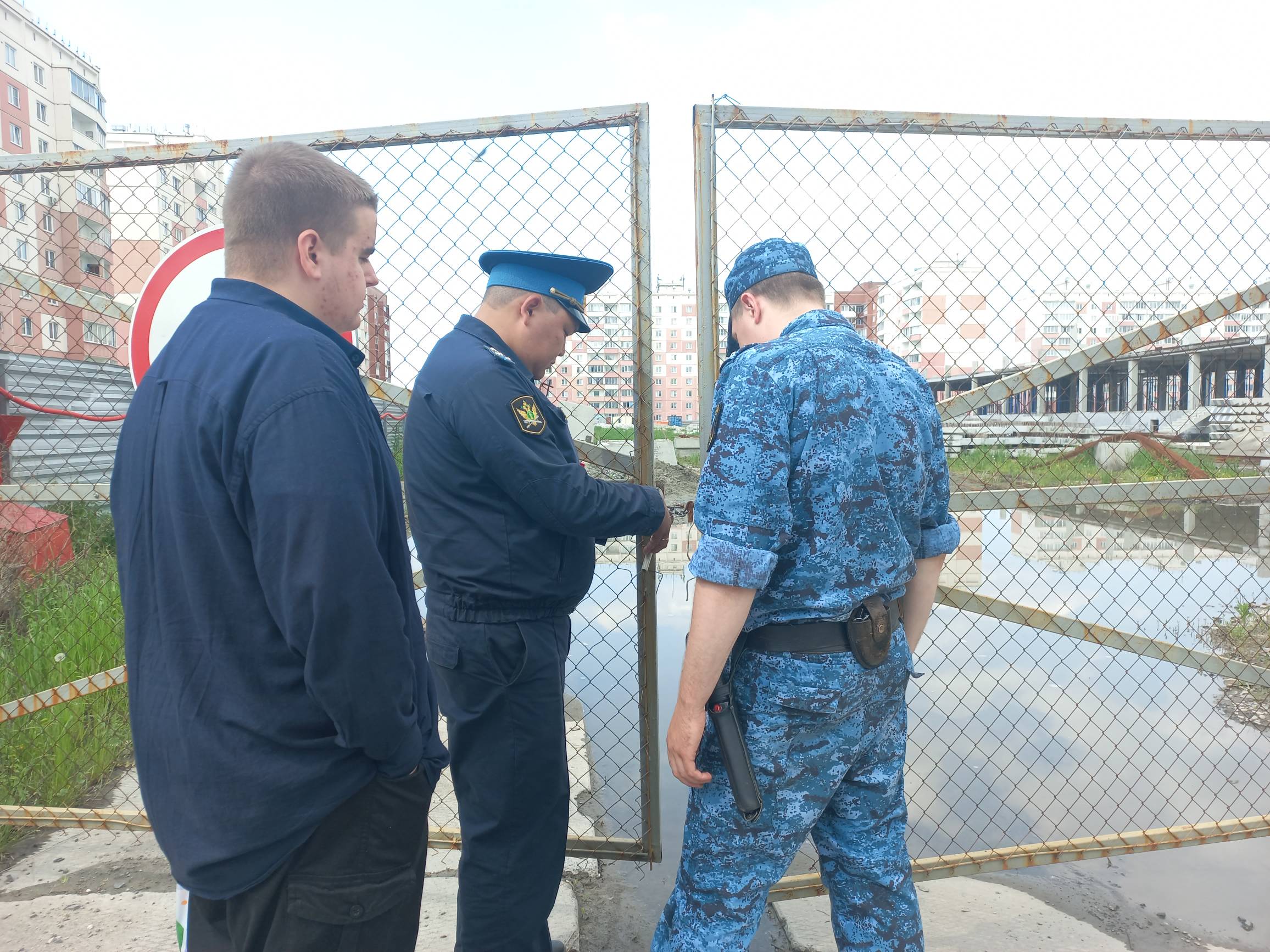 В Новосибирске приставы опечатали стройплощадку школы на улице Спортивной