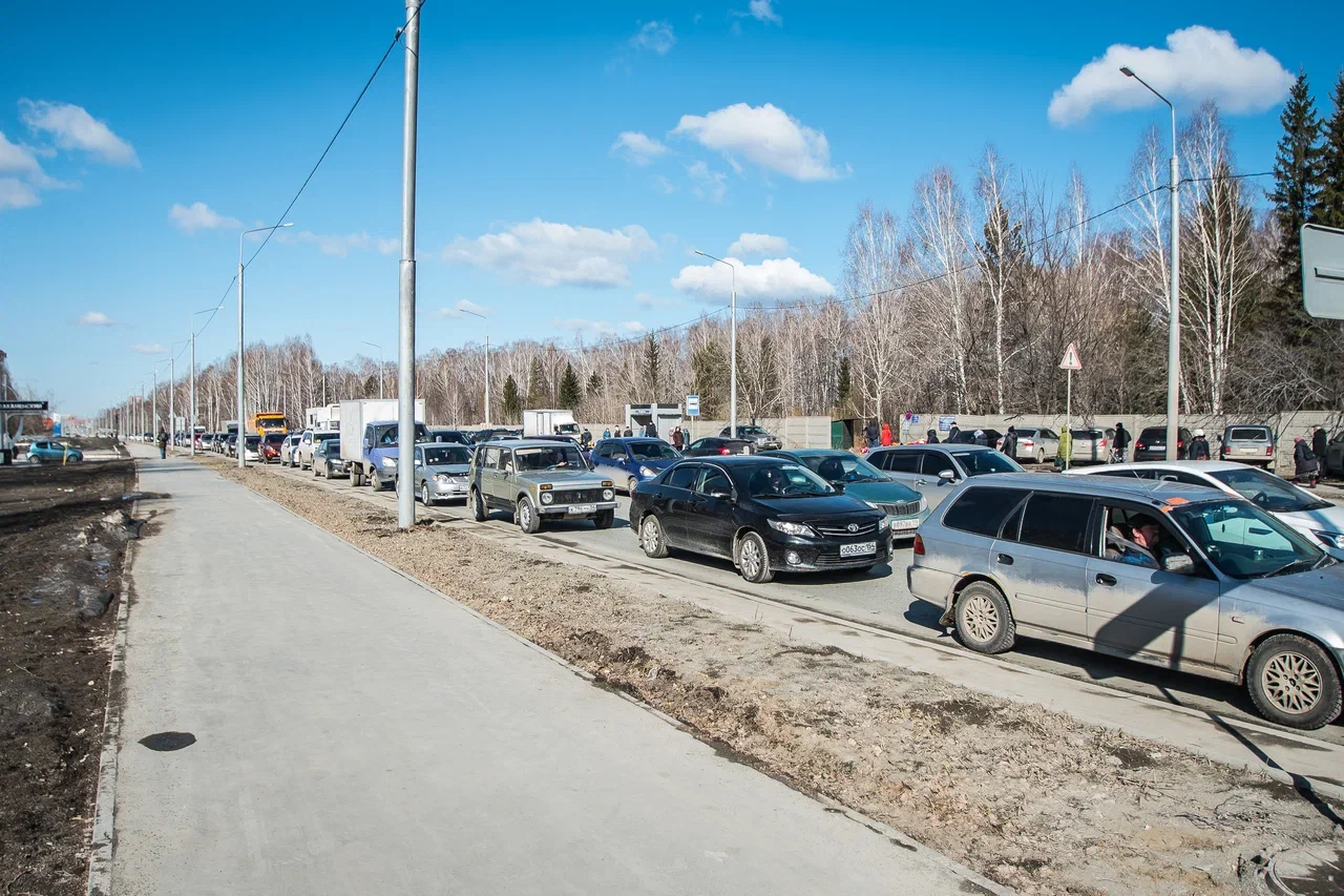 В Новосибирске с 24 июня ограничат парковку на улице Петухова