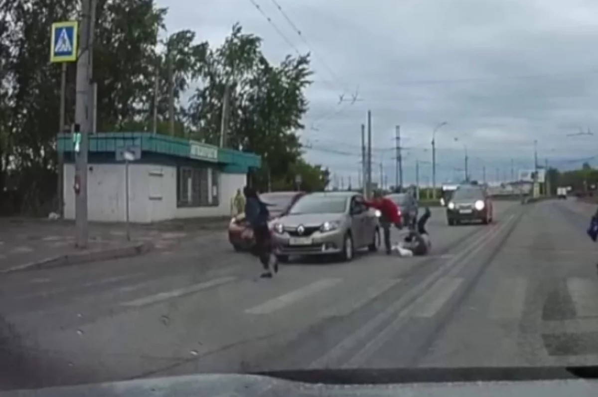 В Новосибирске сотрудники ДПС задержали водителя, он намеренно сбил двух  пешеходов.