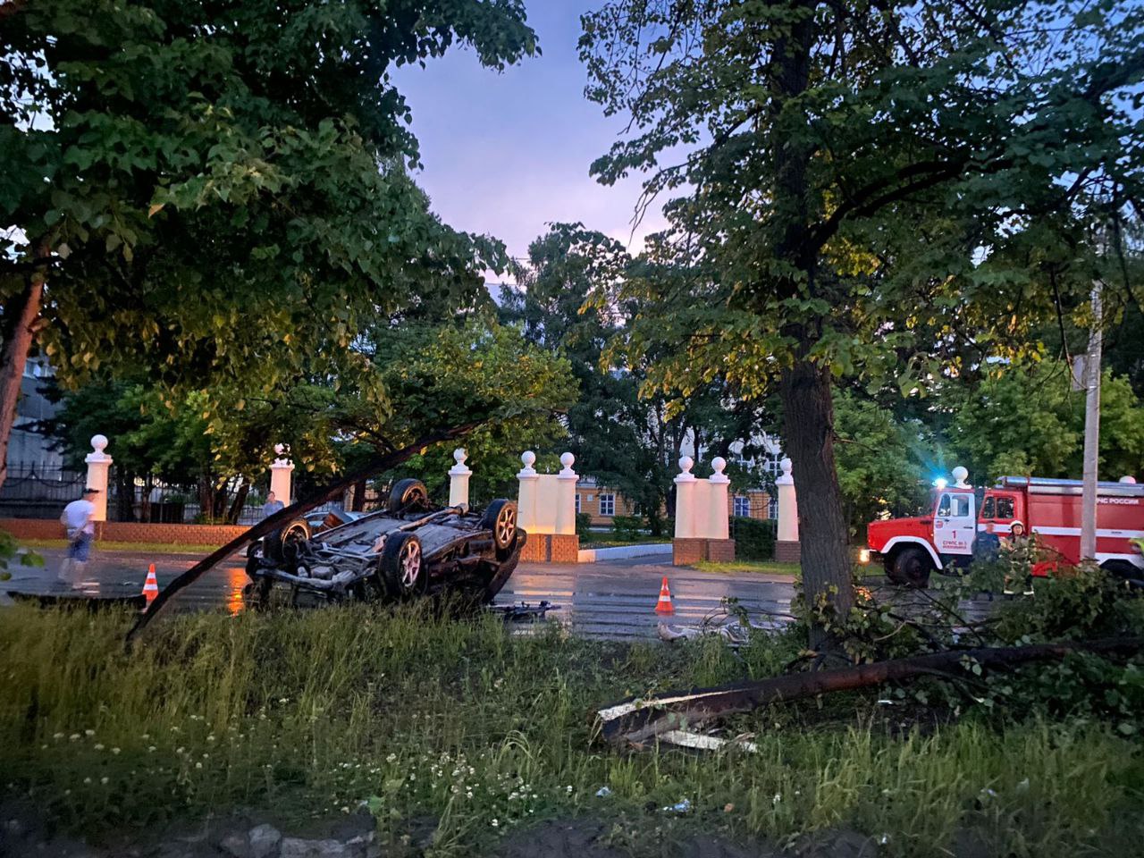 В Новосибирске водитель Subaru Forester врезался в дерево и погиб