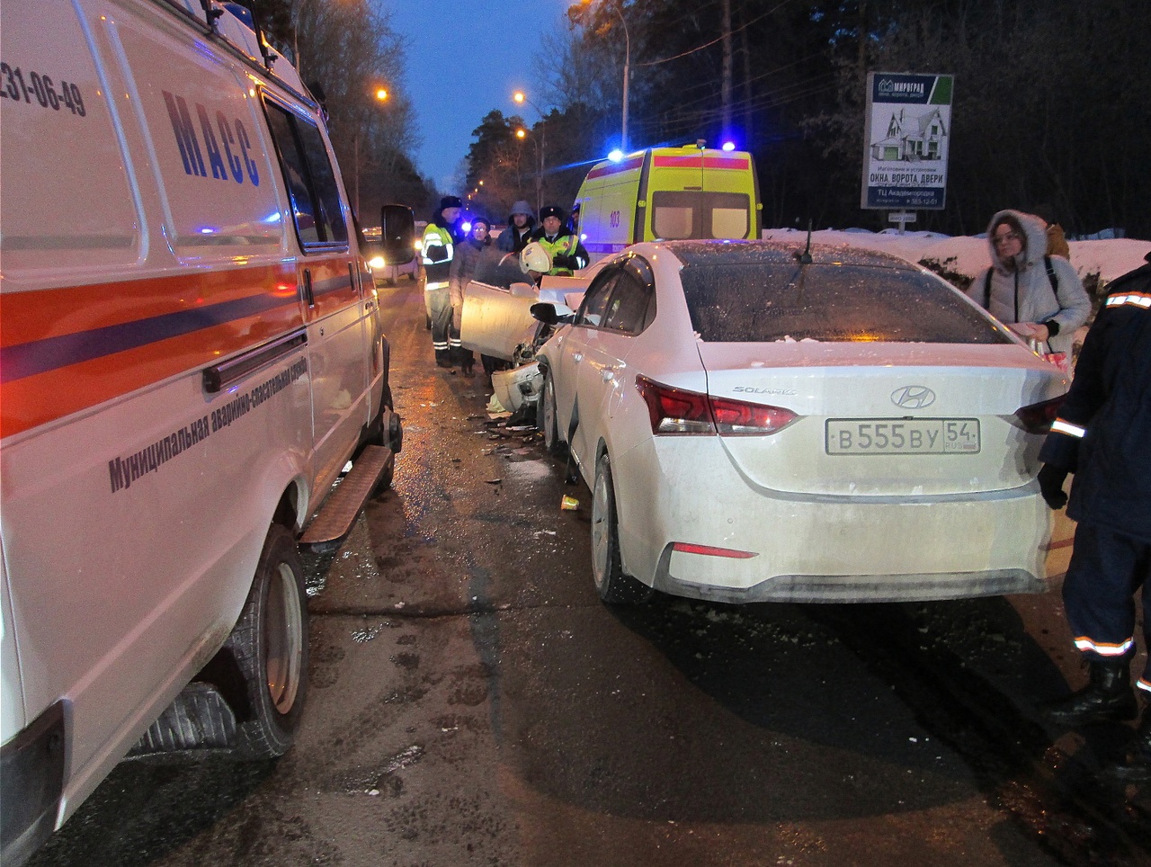 В Новосибирске в Октябрьском районе произошло столкновение двух автомобилей  марки «Hyundai Solaris» и «Toyota»