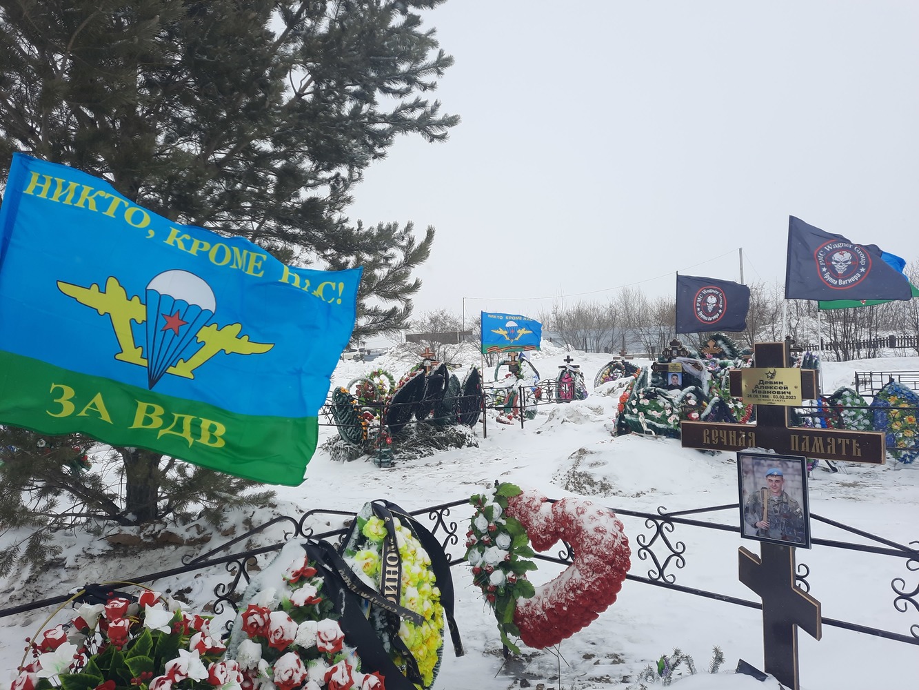 Новосибирск украина погибших. Могилы украинских солдат. Могилы погибших солдат. Фото могилы.