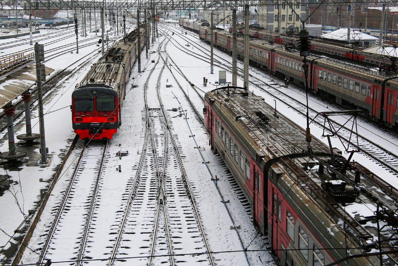 Электричка татарск новосибирск. Скоростная грузовая платформа ЖД. Сибирь на рельсы. Столб между рельсами.