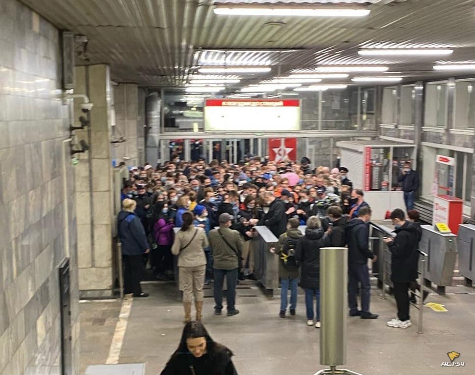 Метро 9. Толпа в метро Новосибирск. Очереди у турникетов в метро\. Давка в метро Новосибирск. Давка на станции Речной вокзал.